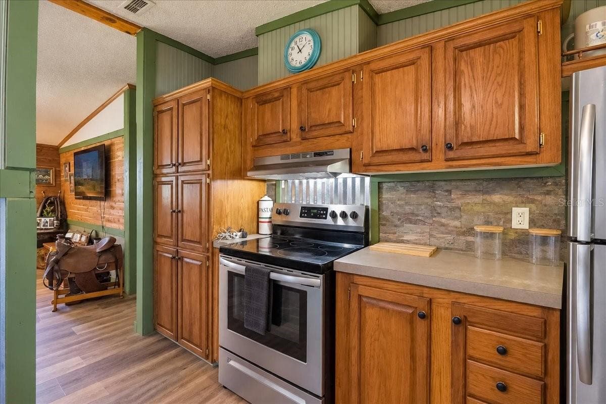 Manufactured Home at 15940 NW 16TH AVE, CITRA, photo 17 of 65