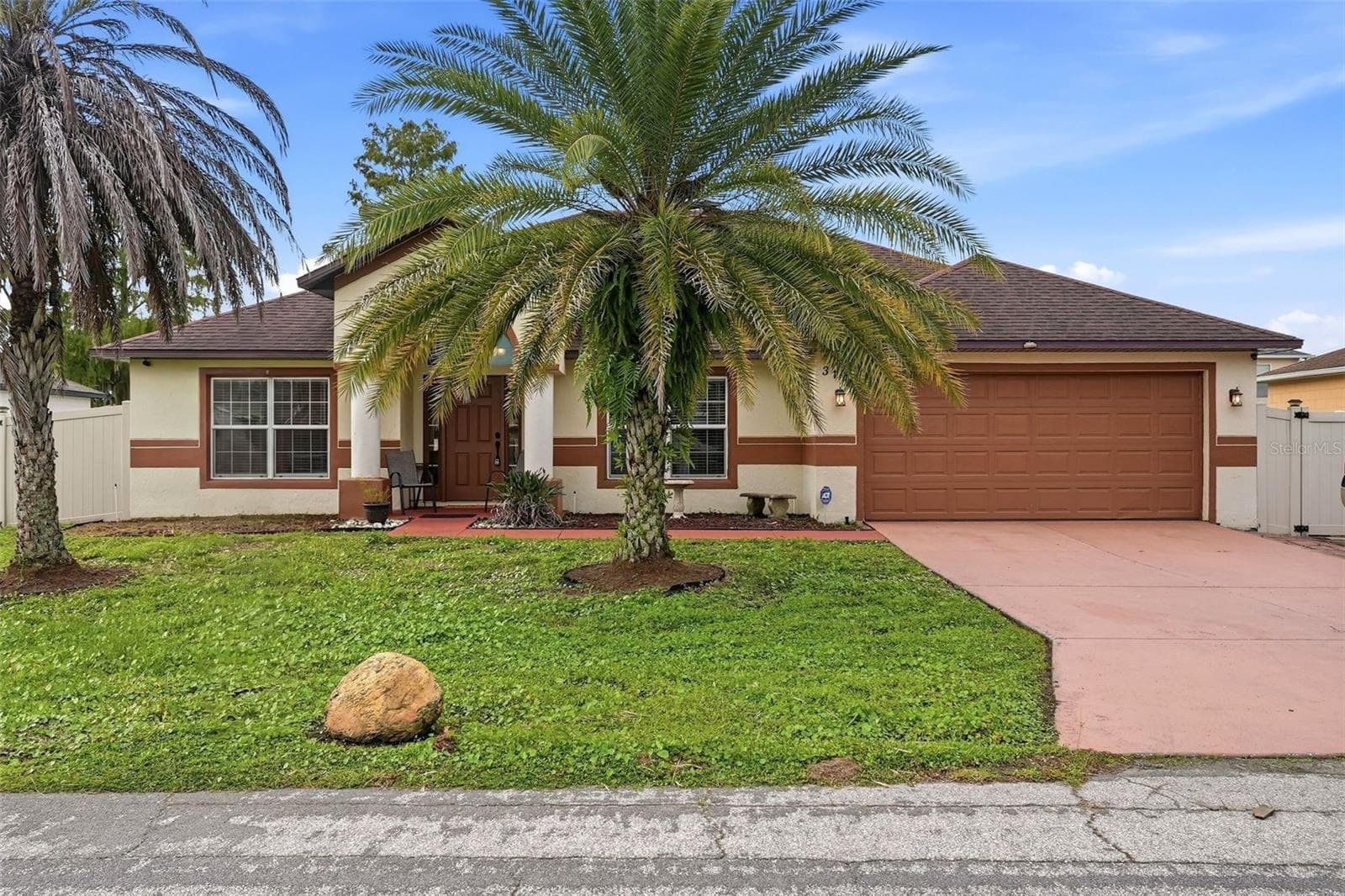 Front View Exterior & Driveway - 319 MARQUEE DR, KISSIMMEE