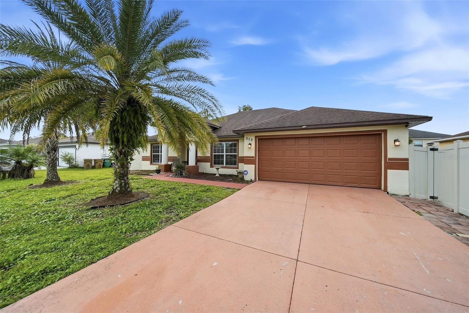 Front View Exterior & Driveway - 319 MARQUEE DR, KISSIMMEE