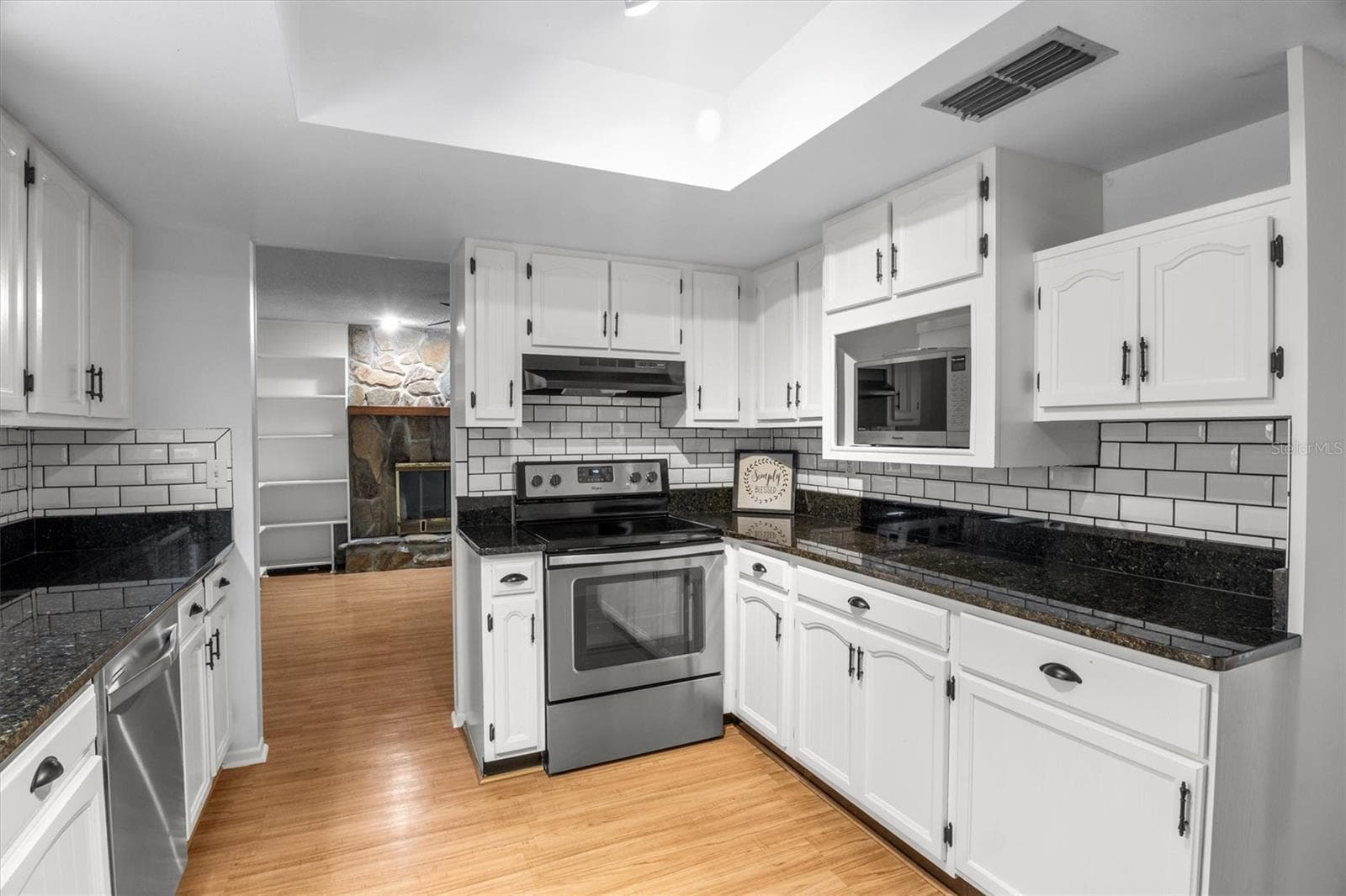 Kitchen - Granite Countertops - 4302 SHADOW WOOD LN, WINTER HAVEN