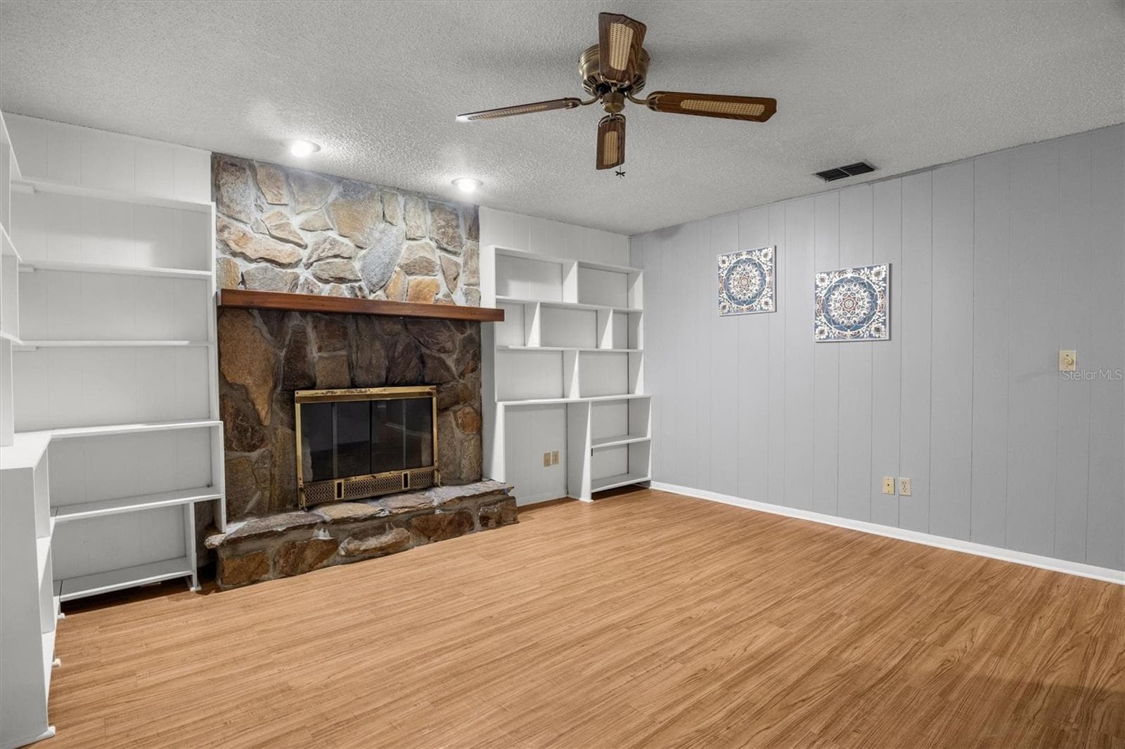 Living Room - Built-ins - 4302 SHADOW WOOD LN, WINTER HAVEN