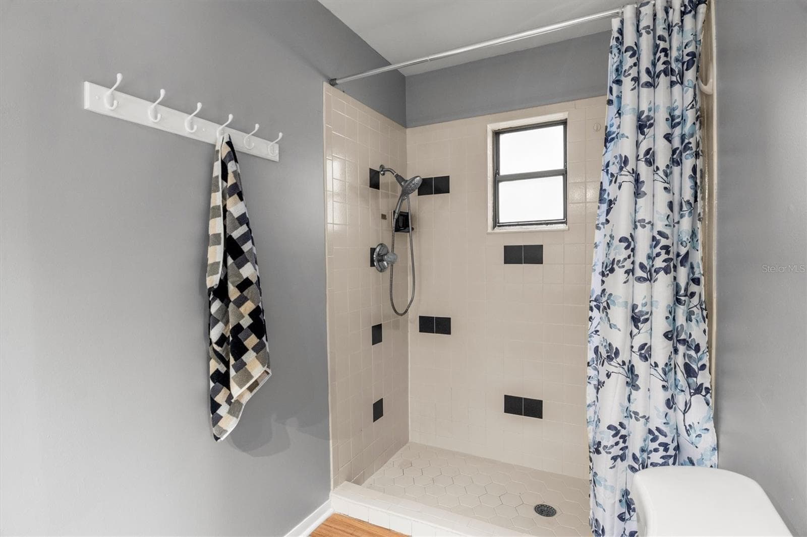 Primary Bathroom - Step-in Shower - 4302 SHADOW WOOD LN, WINTER HAVEN
