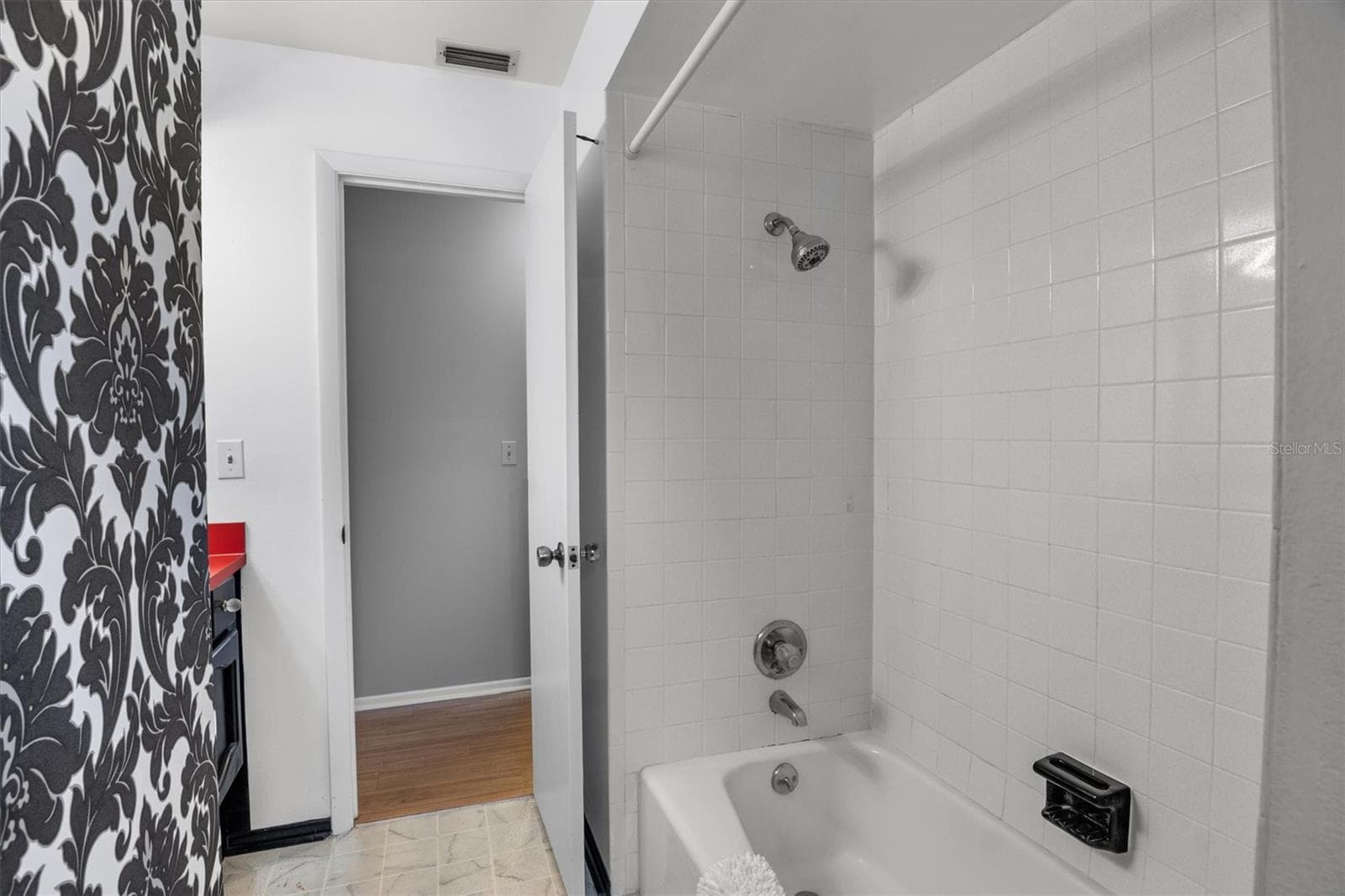 Guest Bathroom - 4302 SHADOW WOOD LN, WINTER HAVEN