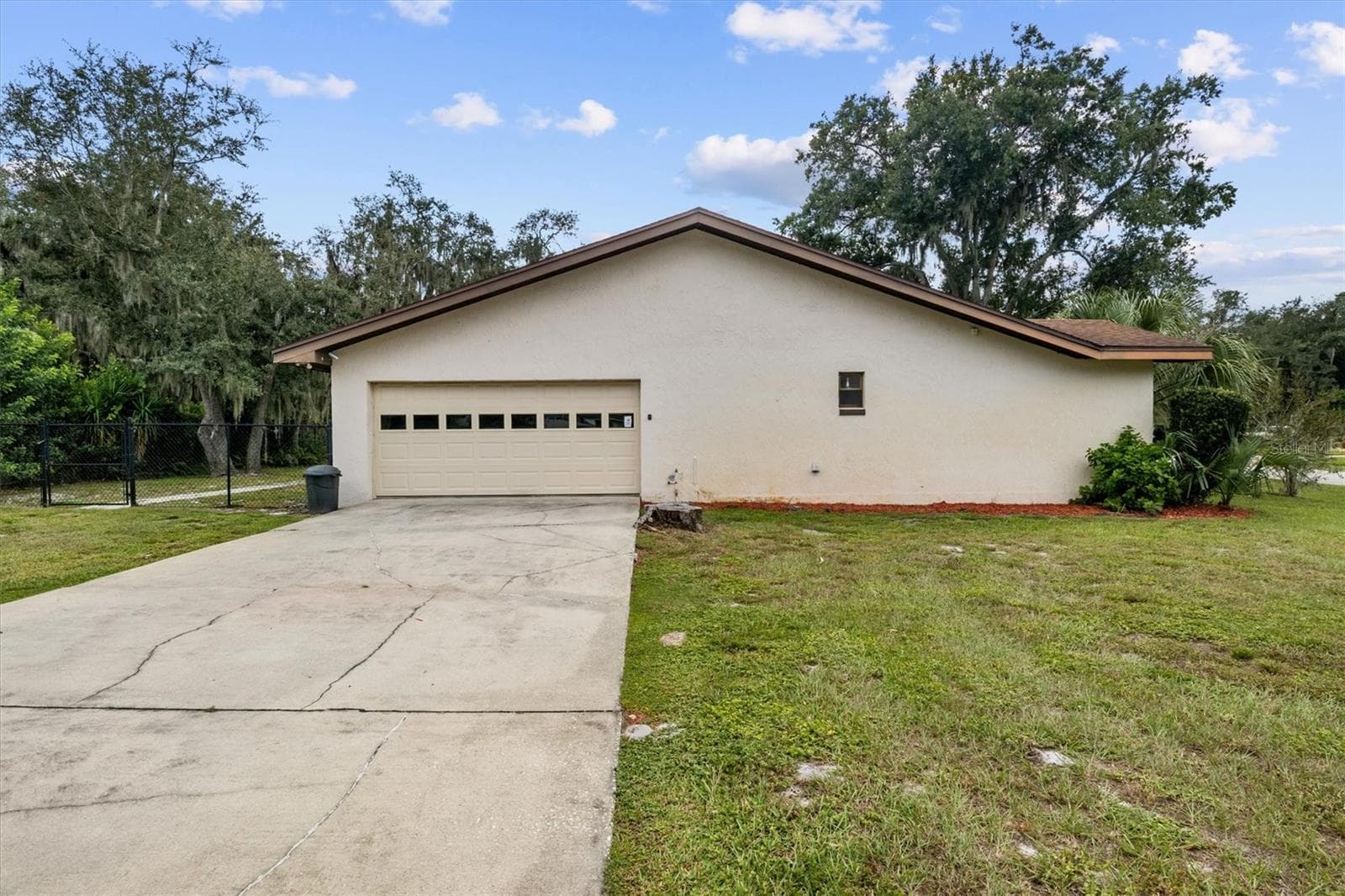 Side Entry 2 Car Garage - 4302 SHADOW WOOD LN, WINTER HAVEN