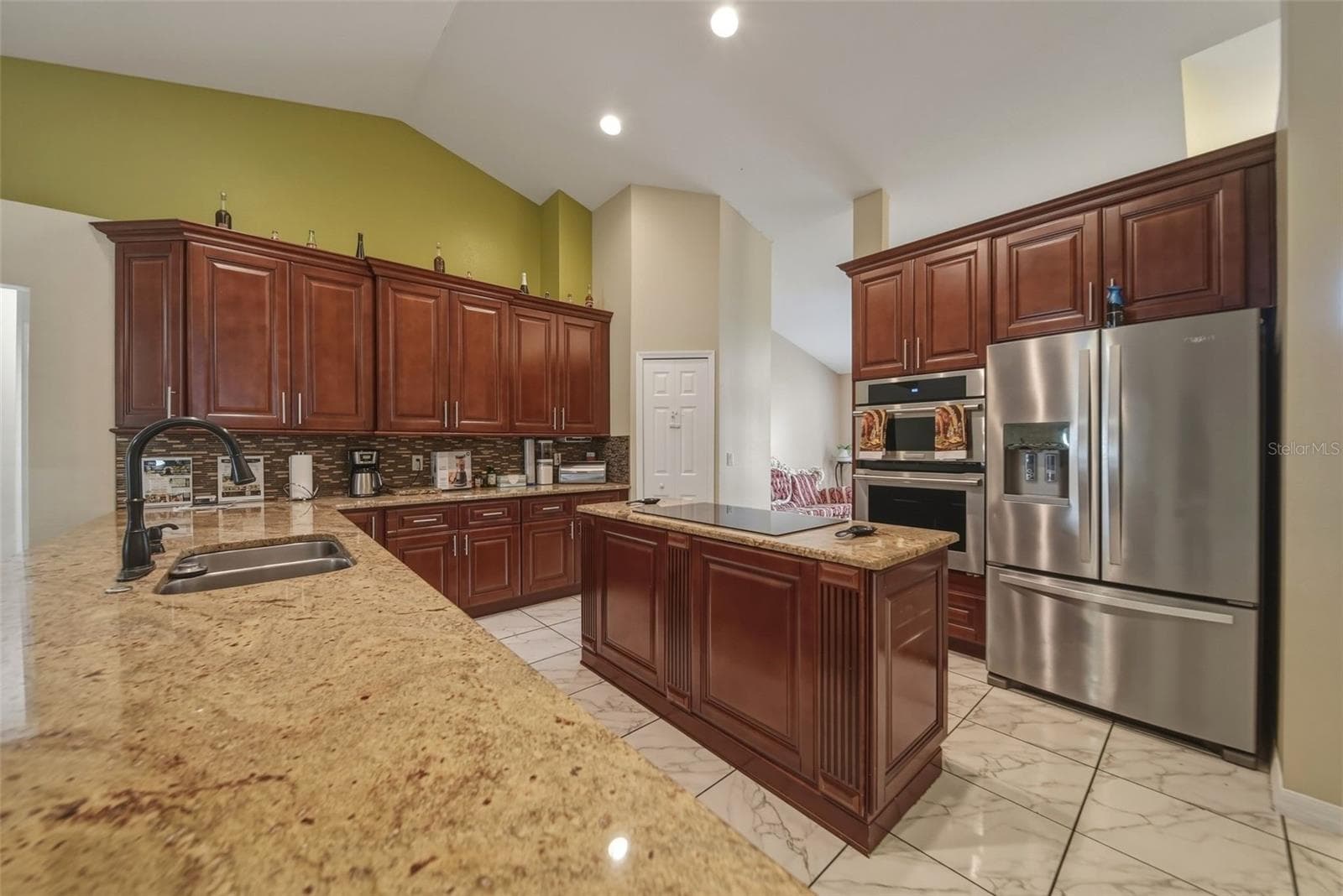 Kitchen with Center Island - 319 MARQUEE DR, KISSIMMEE