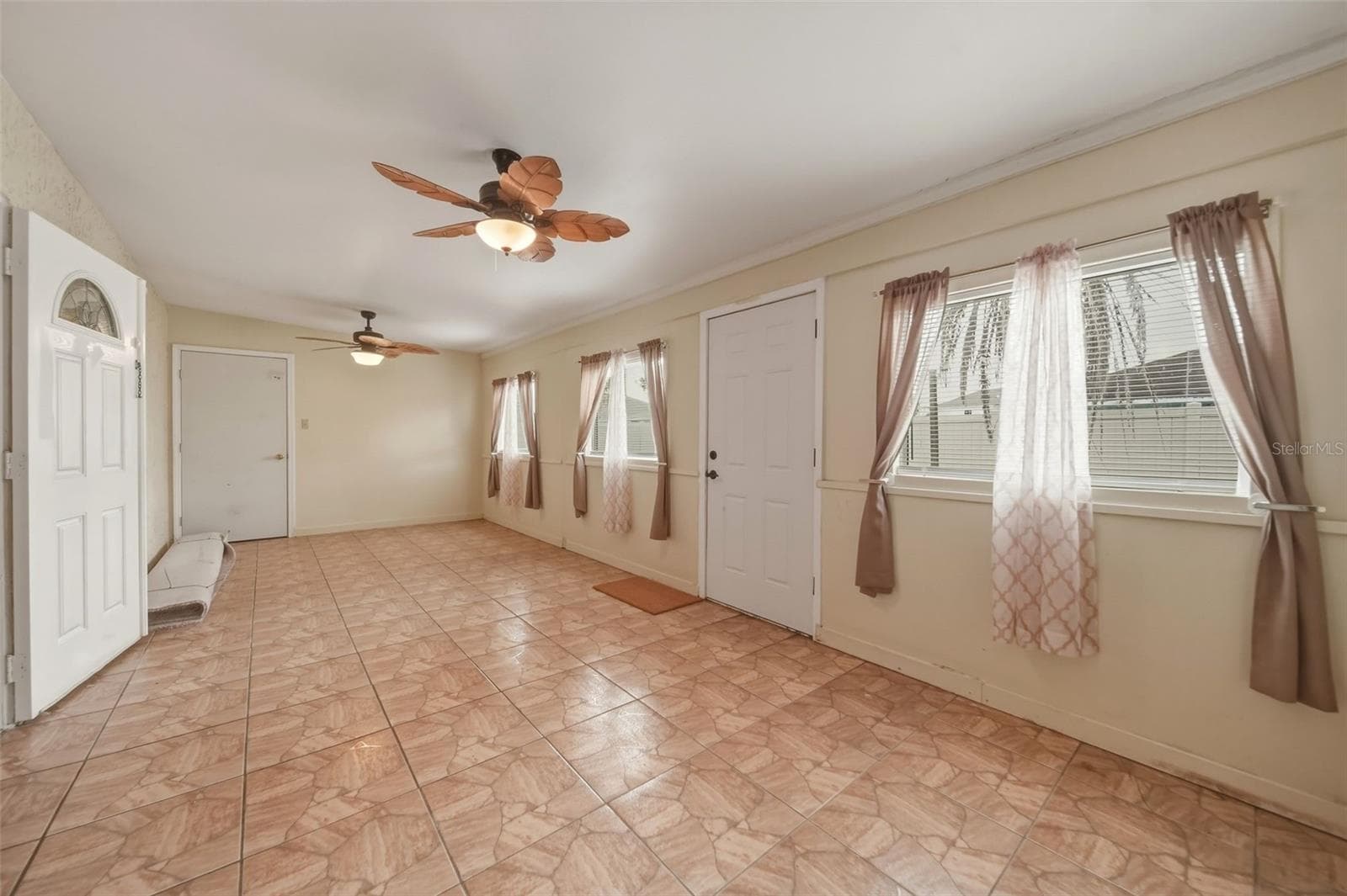 Enclosed Patio - 319 MARQUEE DR, KISSIMMEE