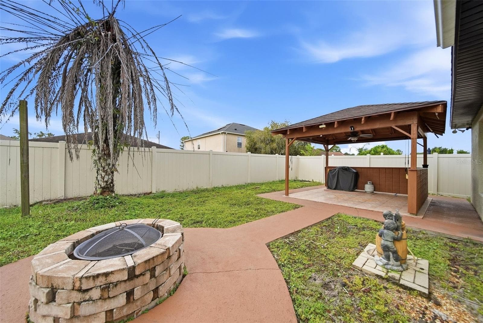 Backyard Fire Pit Area - 319 MARQUEE DR, KISSIMMEE