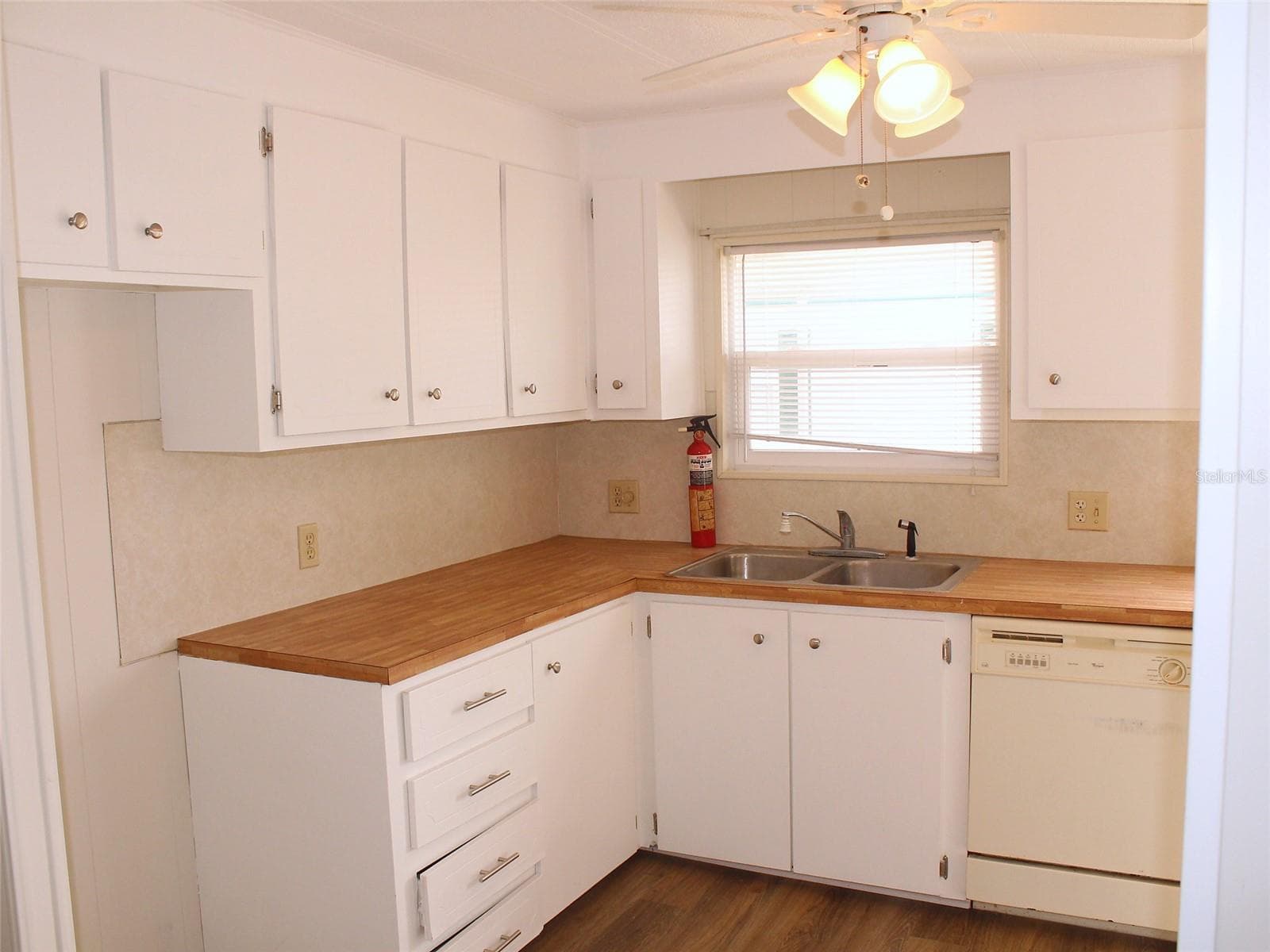 Manufactured Home at 837 CANE PALM ST, LARGO, photo 6 of 25