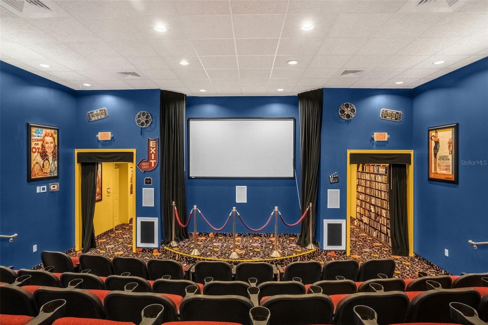 Arlington Ridge Community Movie Theater-Large Screen & Stadium Seating - 4711 HERITAGE TRL, LEESBURG