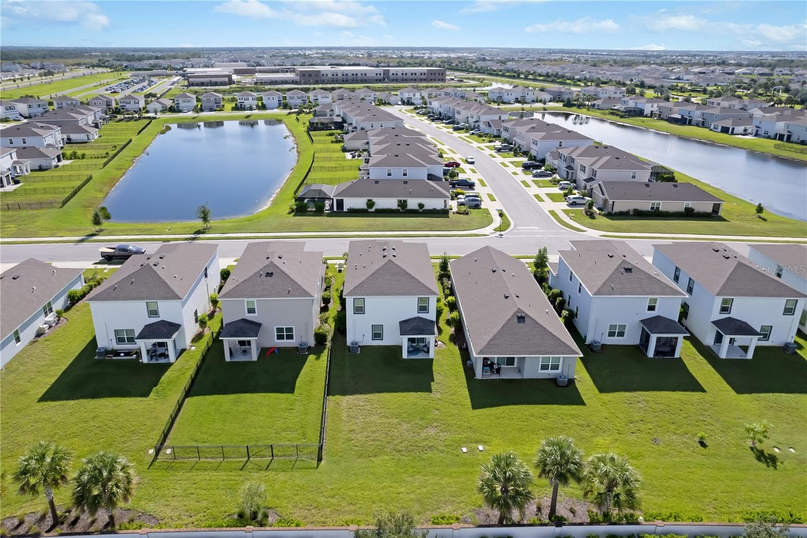 Single Family Residence at 3343 HILLTOP CIR, LAKEWOOD RANCH, photo 9 of 92