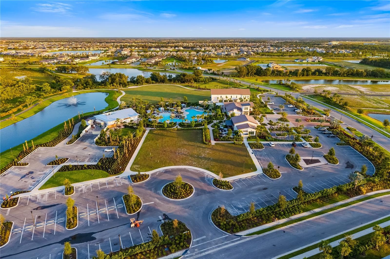Single Family Residence at 3343 HILLTOP CIR, LAKEWOOD RANCH, photo 71 of 92