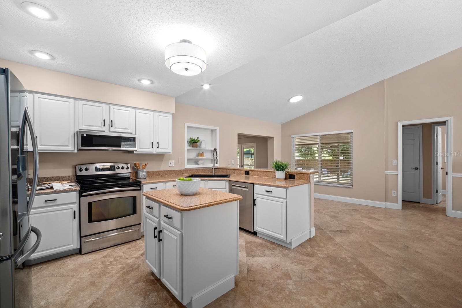 Single Family Residence at 3912 APPLETREE DR, VALRICO, photo 9 of 52