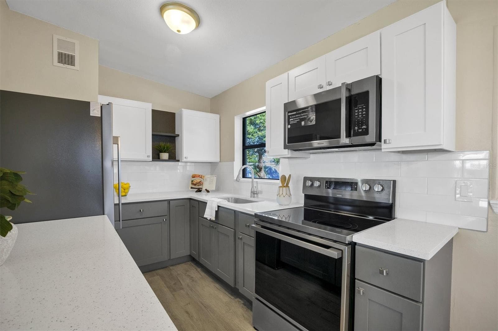 Single Family Residence at 2028 CRYSTAL CT S, LAKELAND, photo 3 of 37
