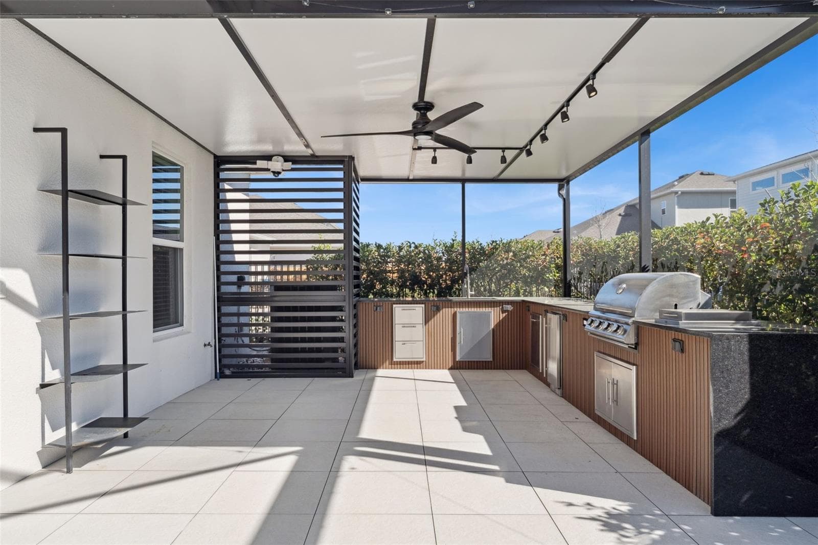Covered screened lanai with plenty of room for outdoor seating and dining. - 19058 PLANETREE ST, ORLANDO