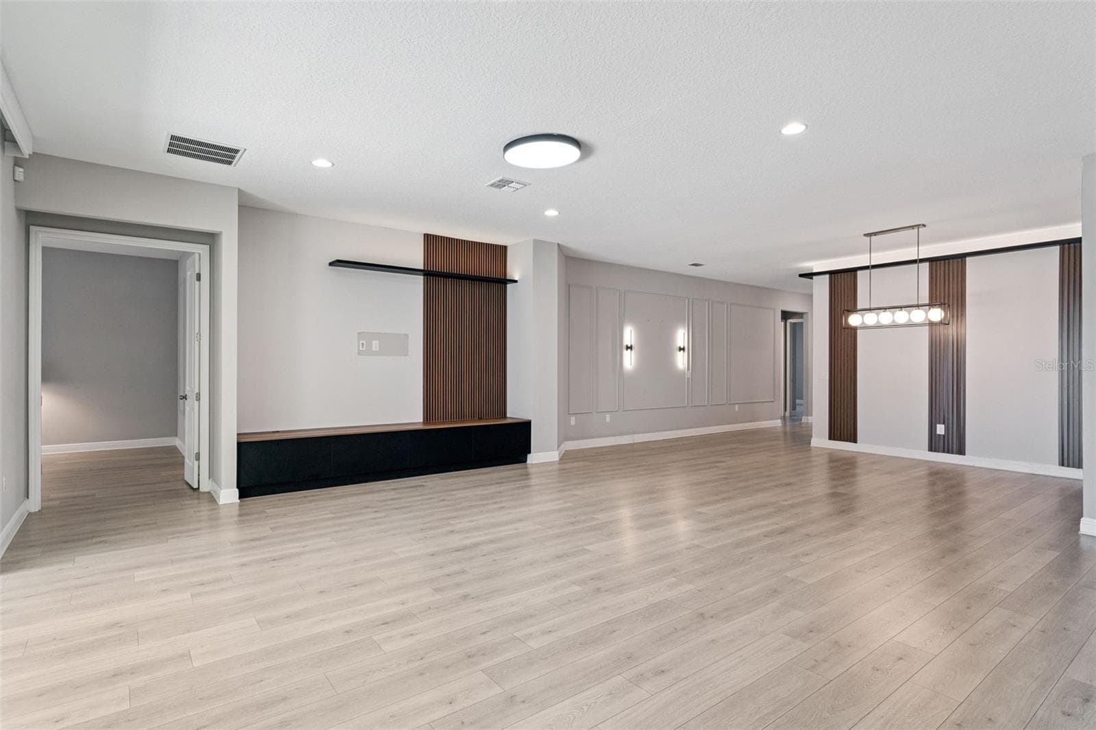 Spacious living room offering endless possibilities for your lifestyle. - 19058 PLANETREE ST, ORLANDO