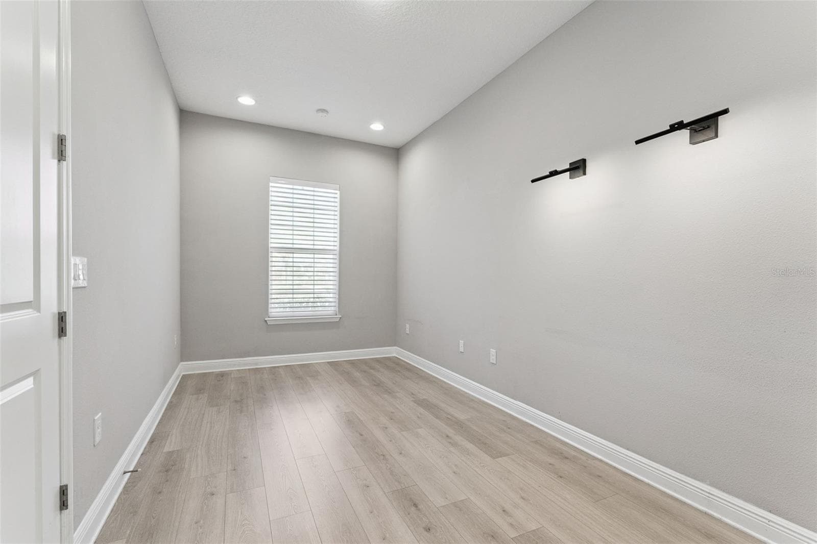 Versatile office/den with natural light and ample space. - 19058 PLANETREE ST, ORLANDO