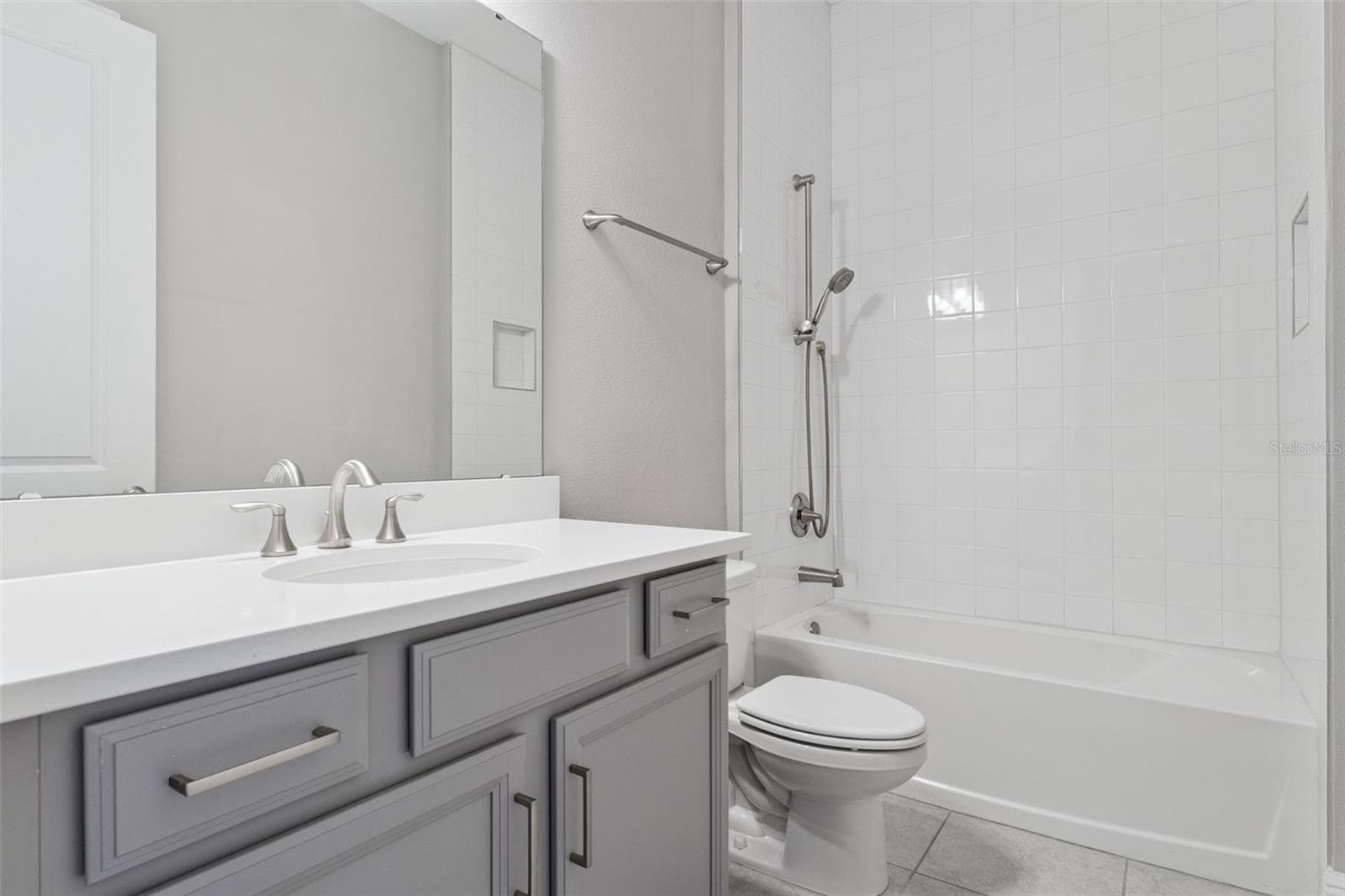 Additional full bathroom with modern finishes and tub/shower combination. - 19058 PLANETREE ST, ORLANDO
