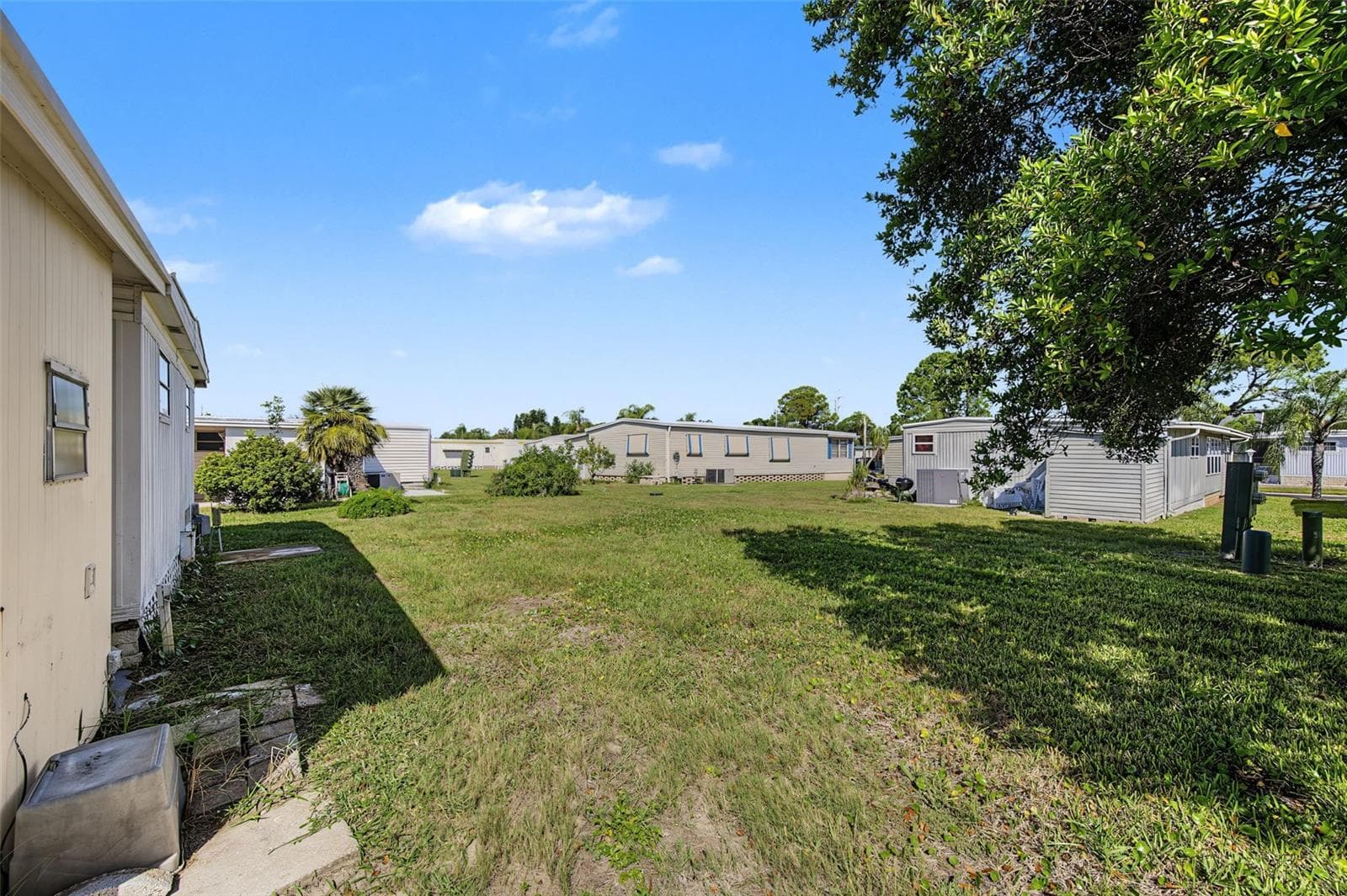 Large back yard - 93 RACHEL DR, TARPON SPRINGS