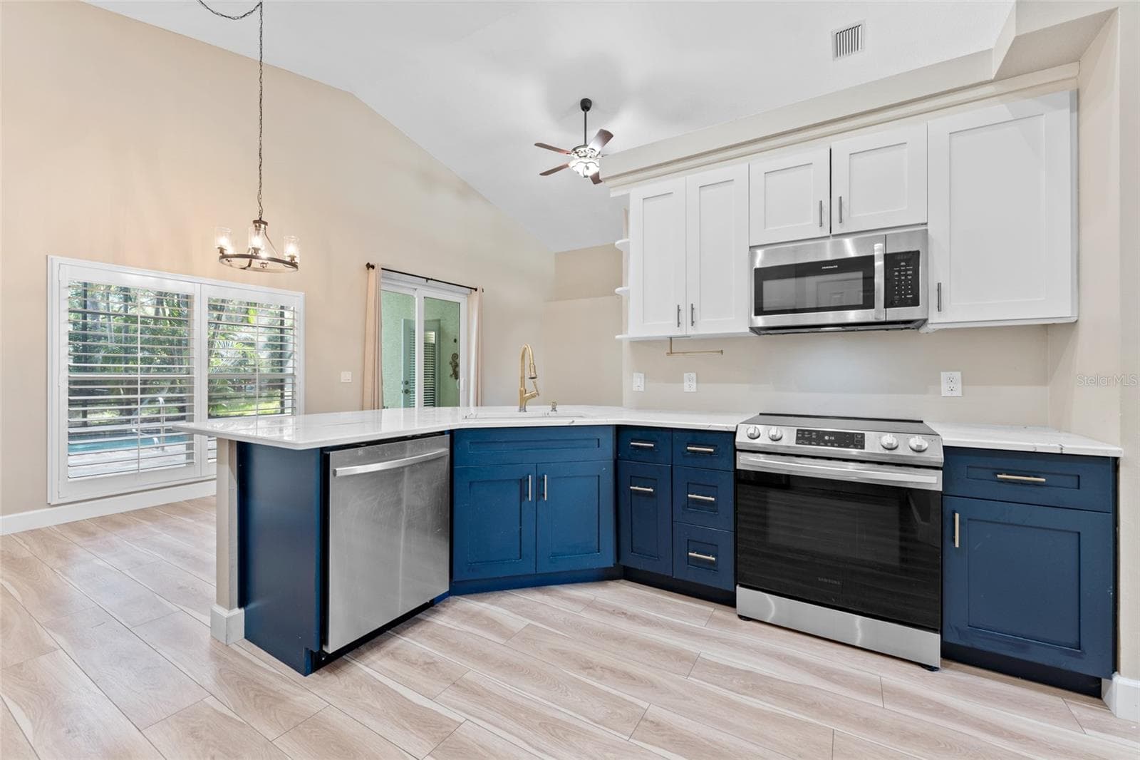 large and sunny Kitchen - 4287 TREMBLAY WAY, PALM HARBOR