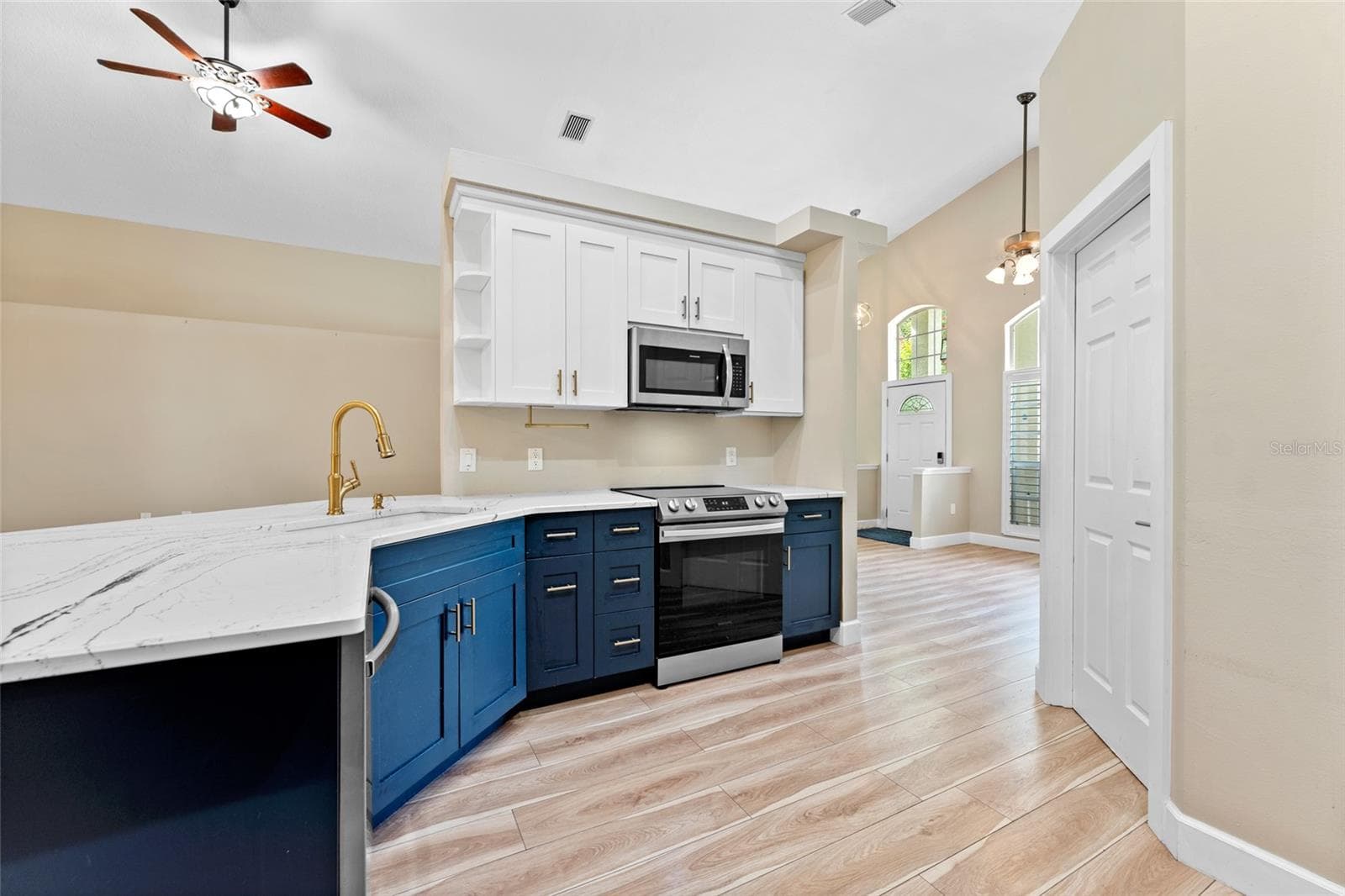 large and sunny Kitchen - 4287 TREMBLAY WAY, PALM HARBOR