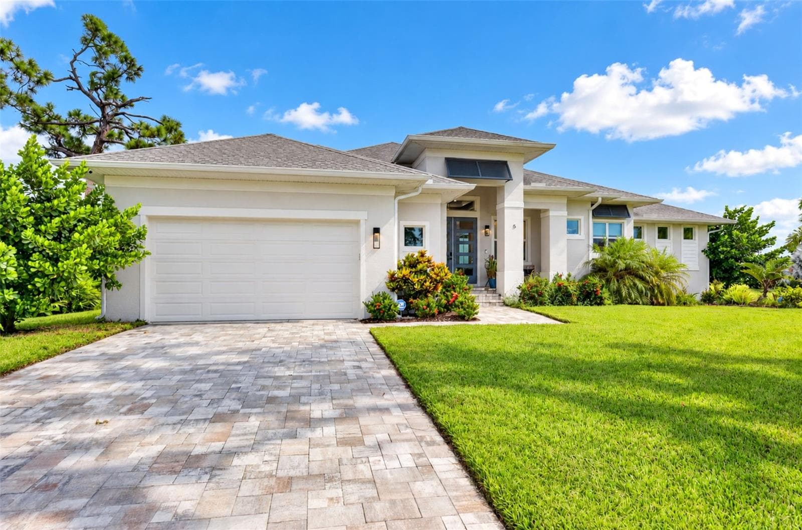 The ultimate curbside appeal! - 5 REEF CT, PLACIDA