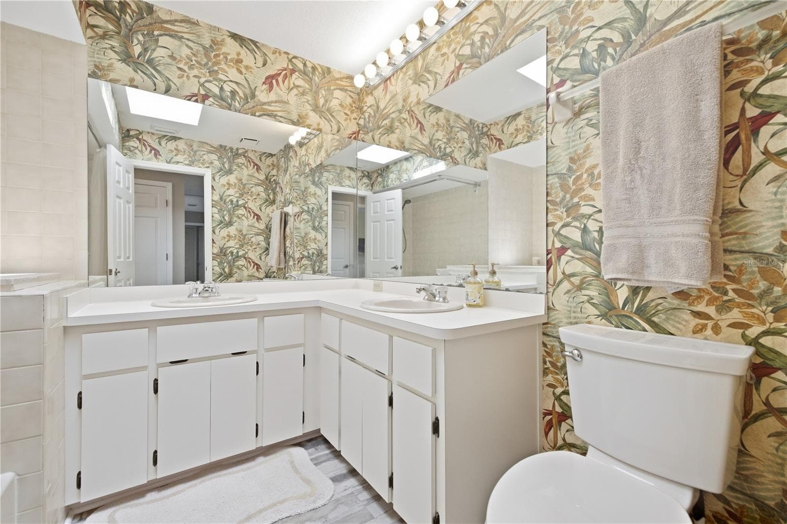 Upstairs Full Bath for bedrooms 1-2. - 6244 SPOONBILL DR, NEW PORT RICHEY