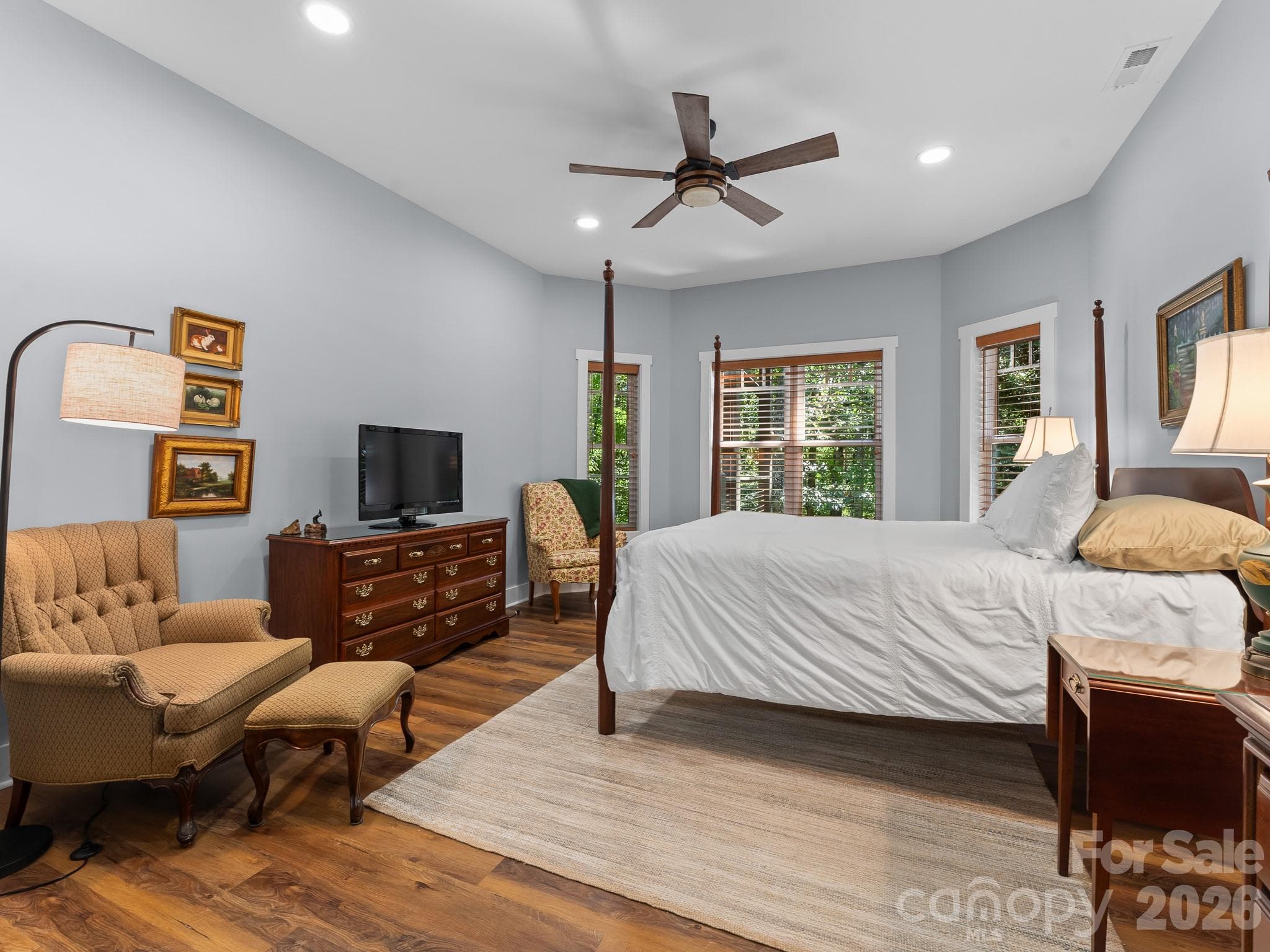 Bedroom 1 downstairs complete with ensuite bath and walk in closet - 359 New Castle Road, Brevard