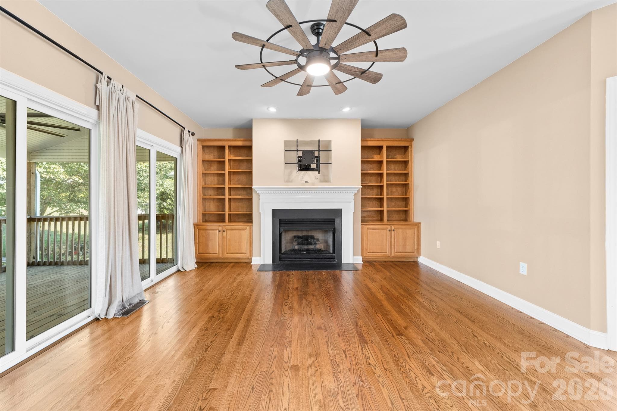 Built ins and gas fireplace - 4014 Belle Meade Circle, Belmont