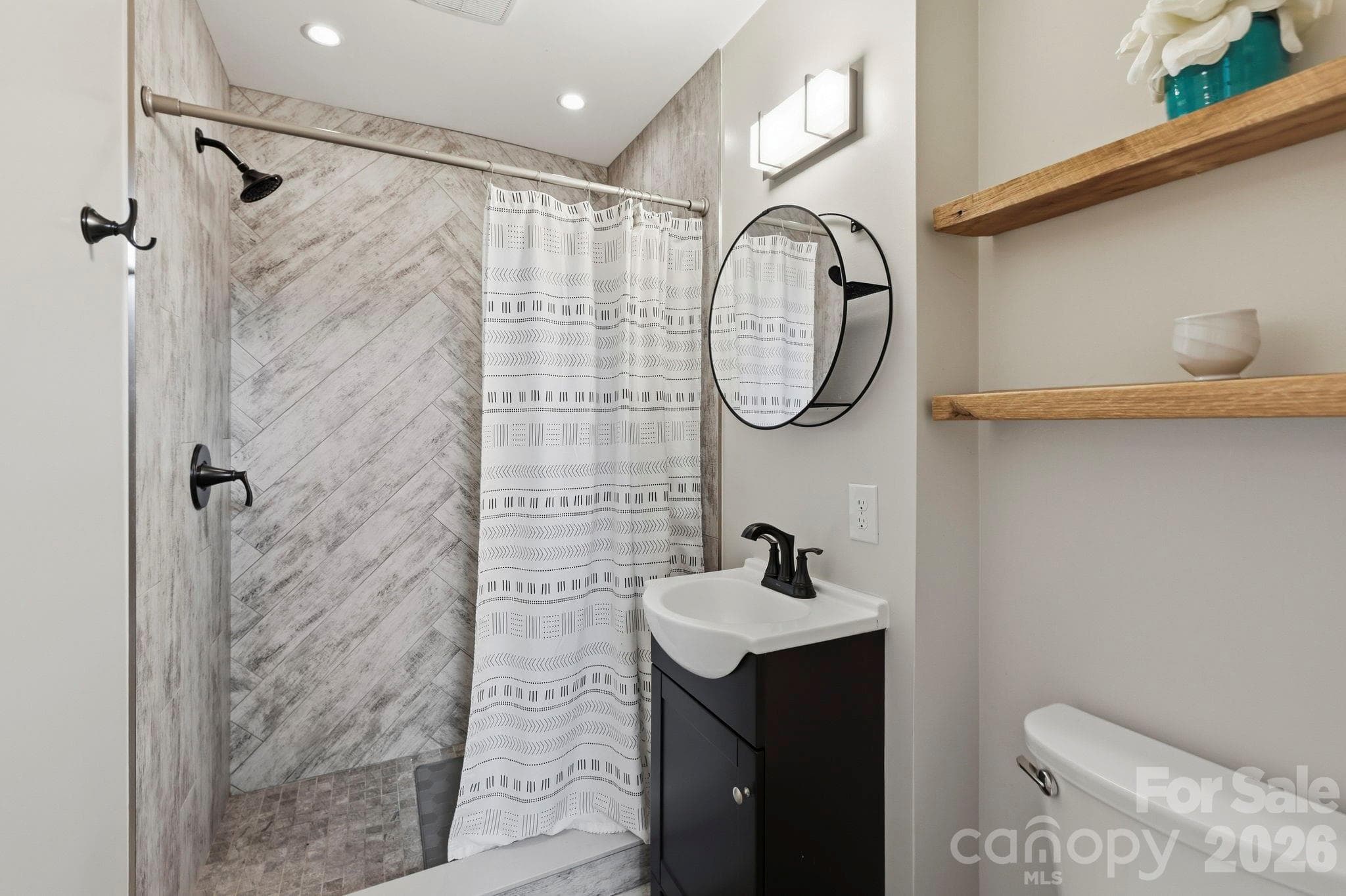 Master bathroom - 16 Melton Drive, Asheville