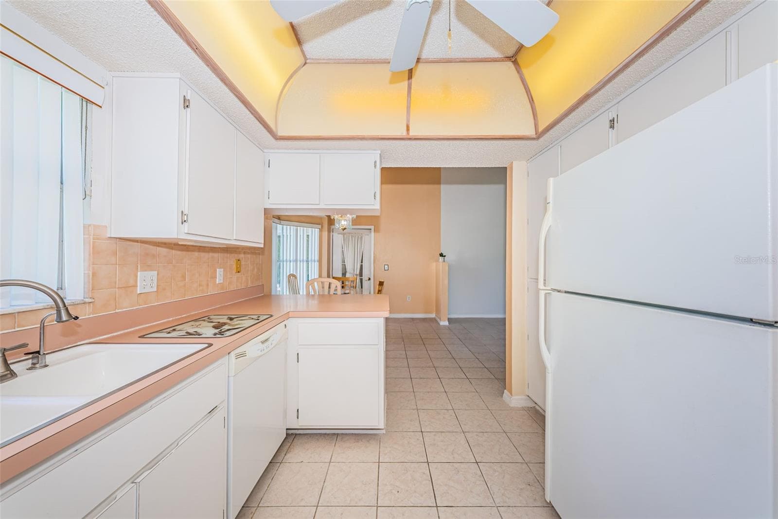 Light Bright Kitchen - 812 HIGH POINT CT, TARPON SPRINGS