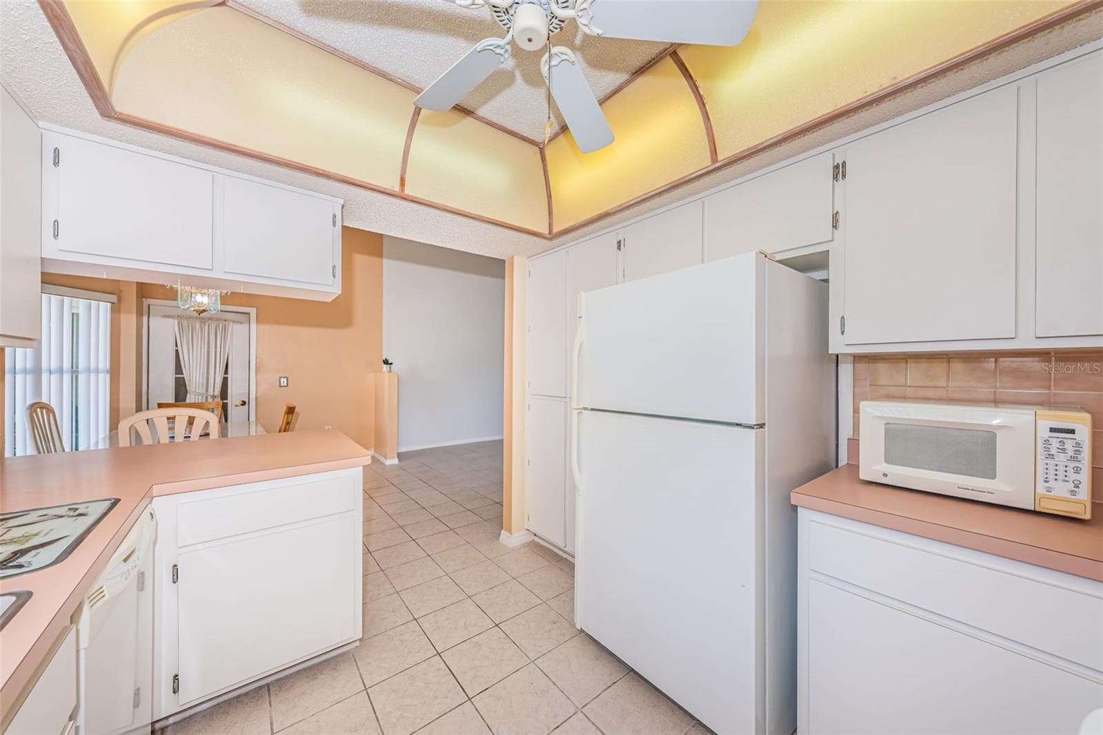 White Kitchen - 812 HIGH POINT CT, TARPON SPRINGS