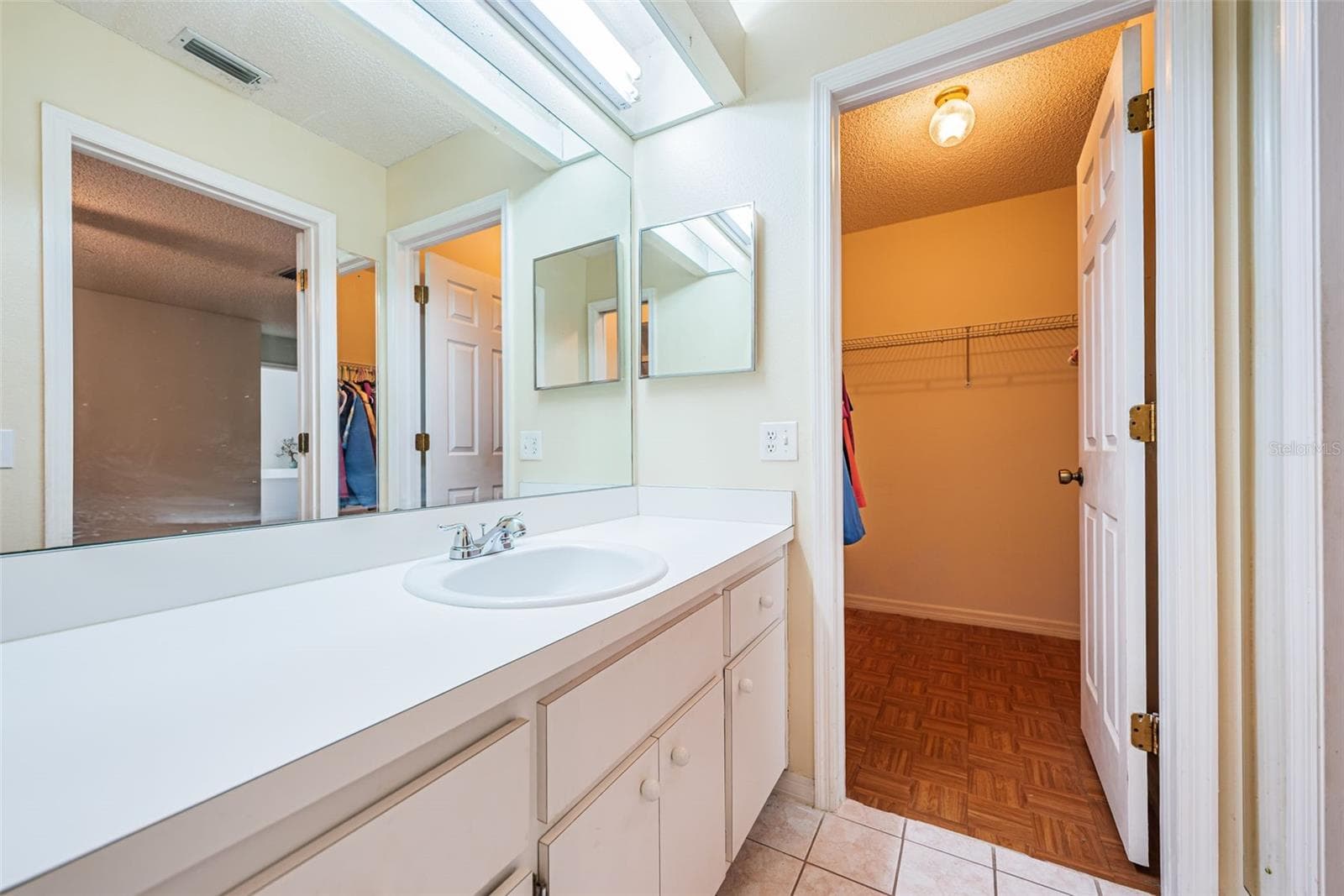 Primary Suite Bathroom - Walk in Closet - 812 HIGH POINT CT, TARPON SPRINGS
