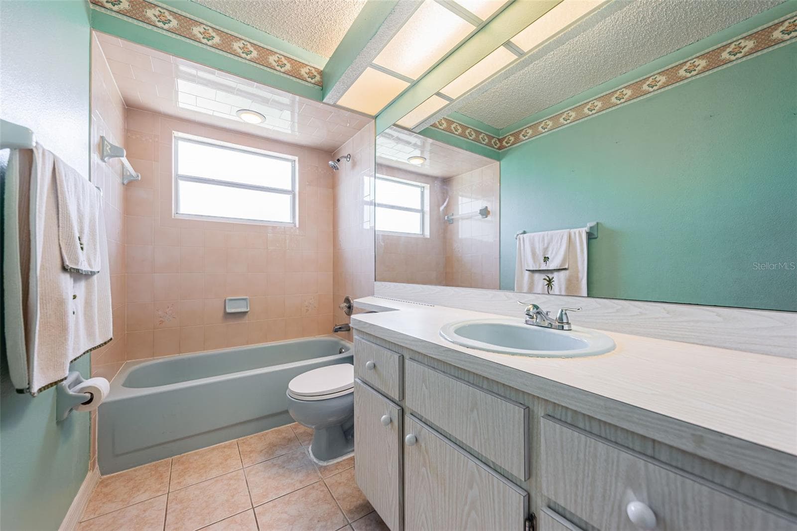 Bathroom #2 - Tub/Shower combination - 812 HIGH POINT CT, TARPON SPRINGS