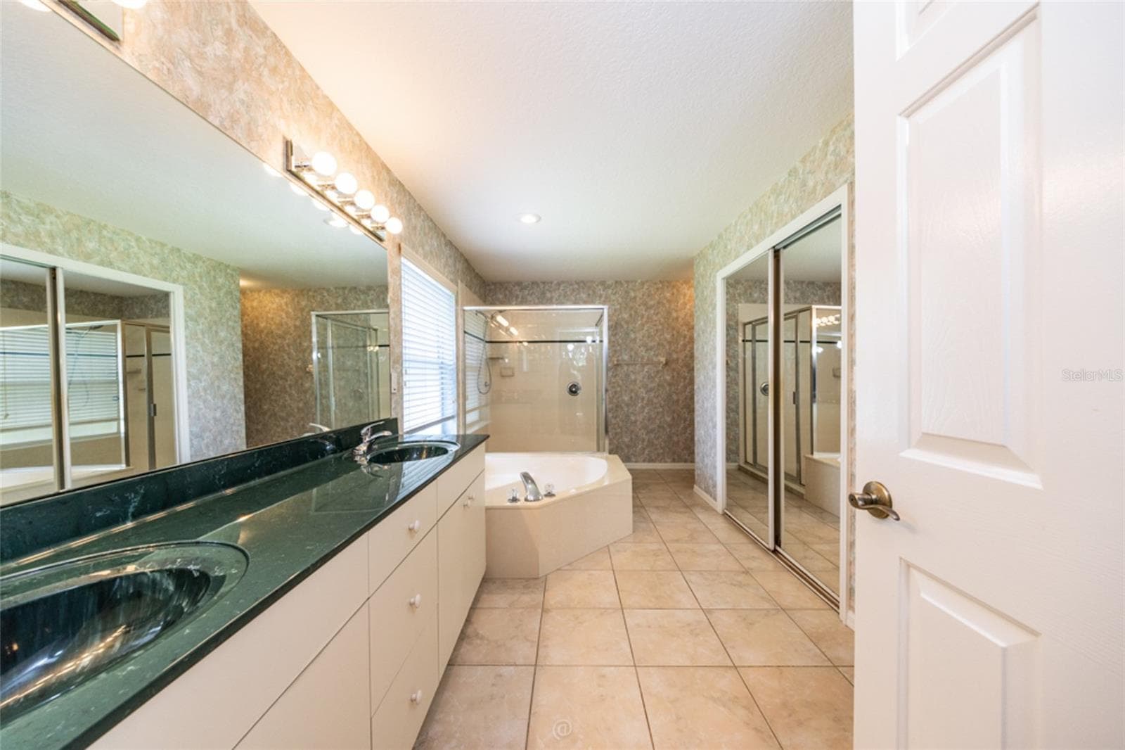 Dual sinks - 3755 CARRICK DR, ORMOND BEACH