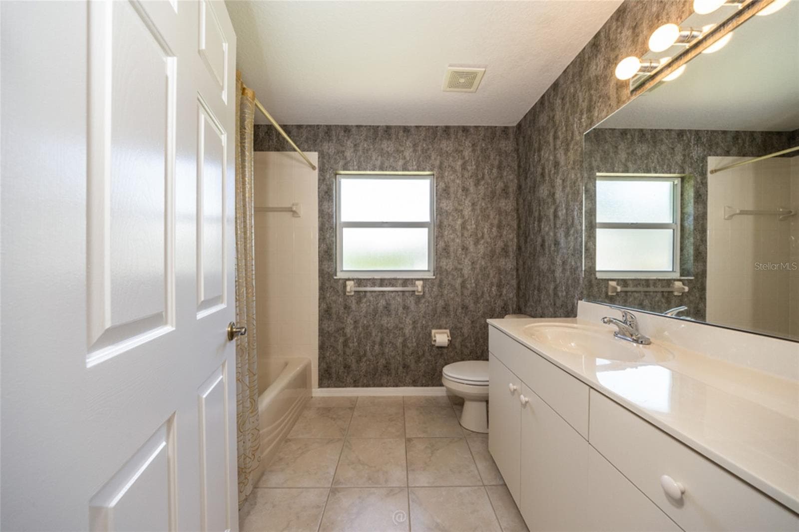 Guest bathroom with tub - 3755 CARRICK DR, ORMOND BEACH