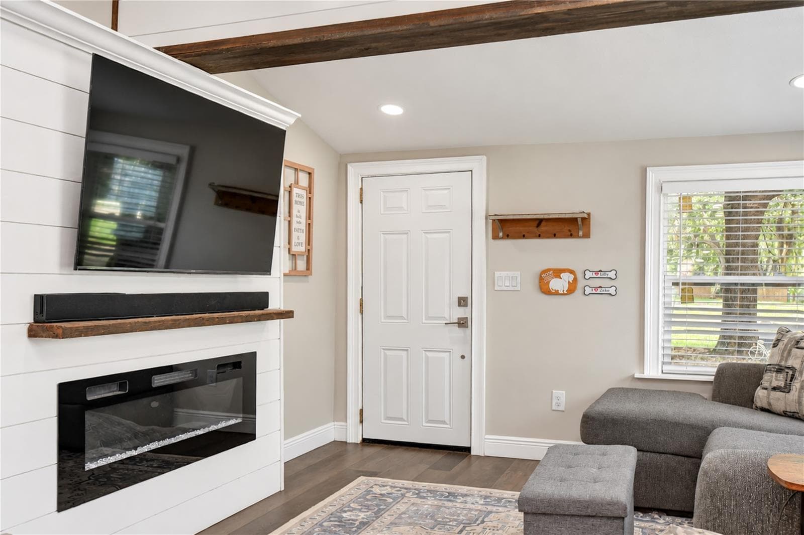 beautiful fireplace with shiplap accent! - 2901 TURKEY CREEK RD, PLANT CITY