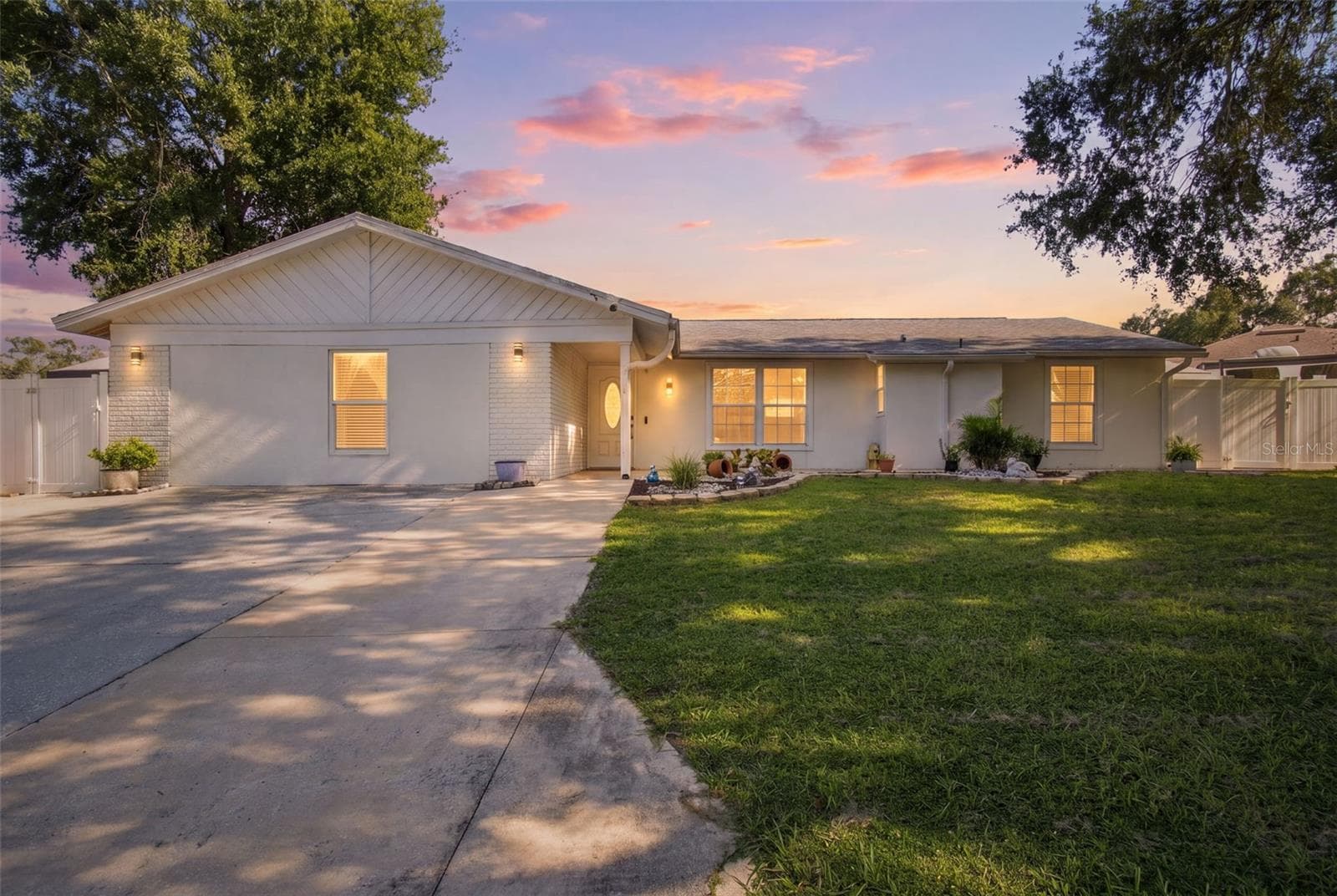 1325 OAKCREST DR