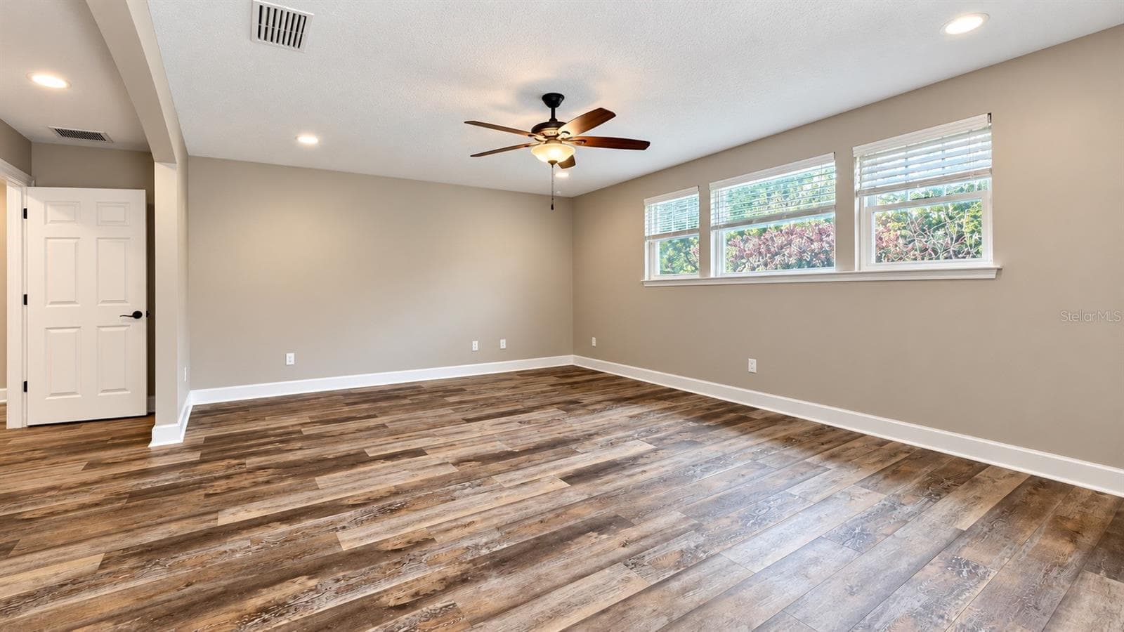Single Family Residence at 832 GOLFVIEW ST, ORLANDO, photo 10 of 32