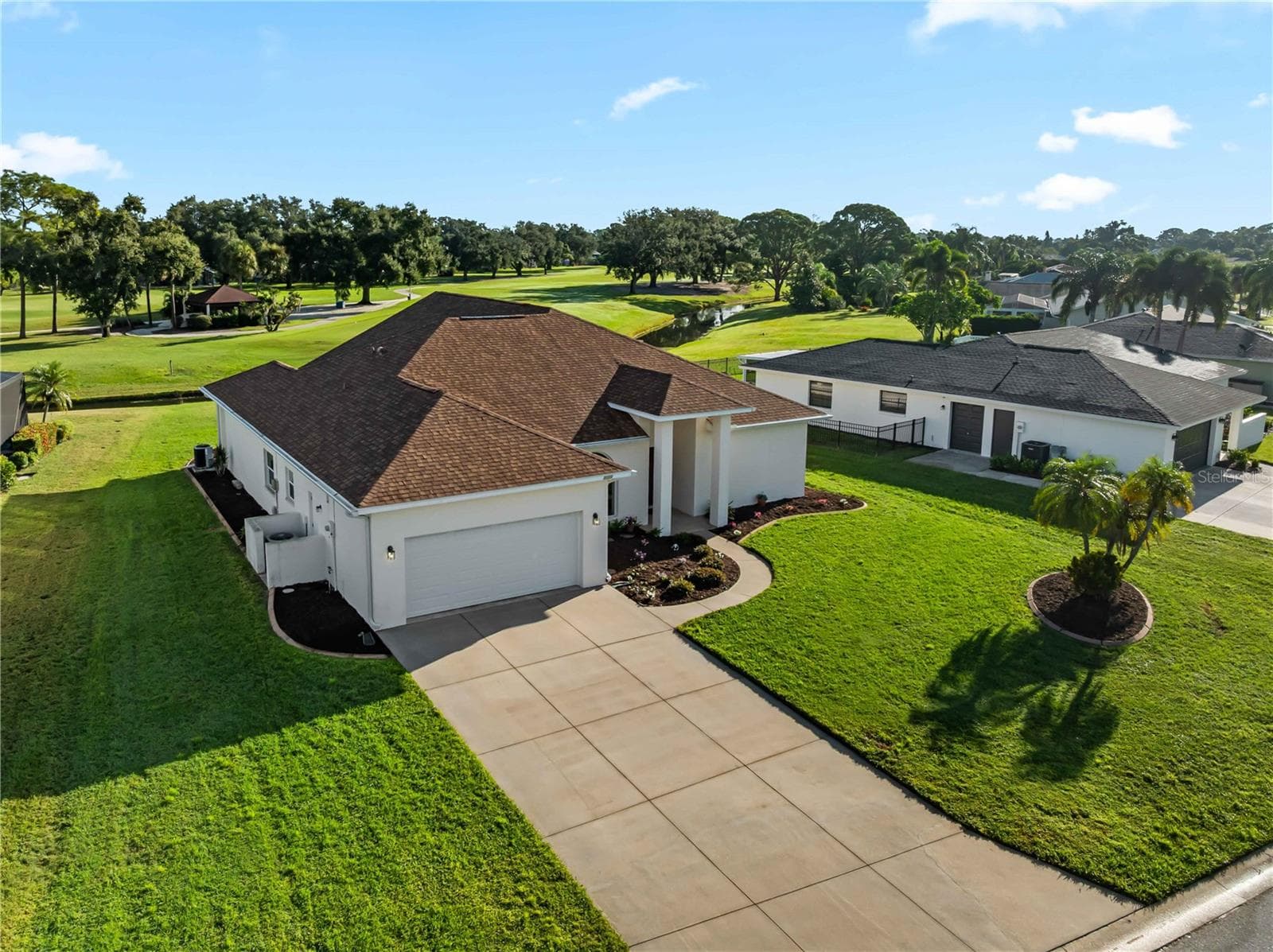 Garage and driveway - 5121 PALM AIRE DR, SARASOTA
