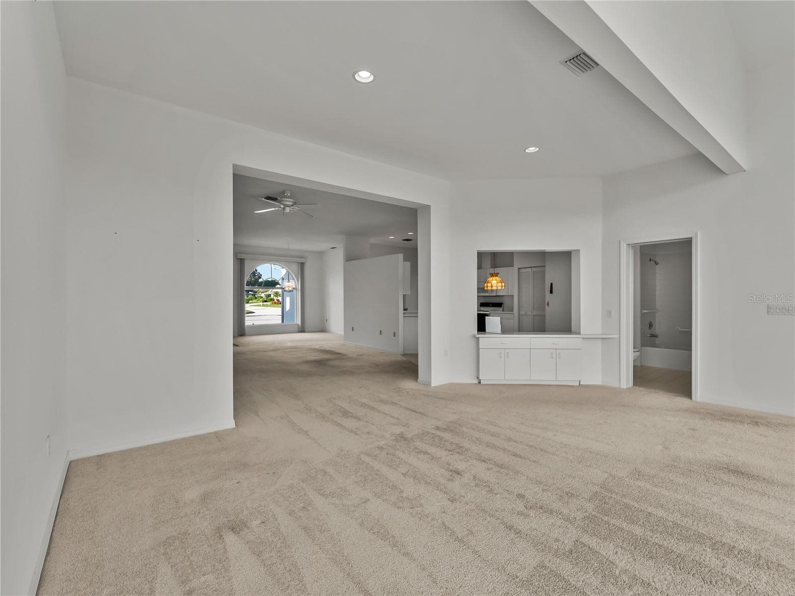 Great Room with Full Bathroom - 5121 PALM AIRE DR, SARASOTA