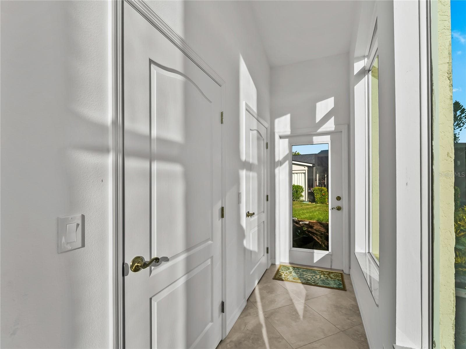 Side exit and storage closet - 5121 PALM AIRE DR, SARASOTA