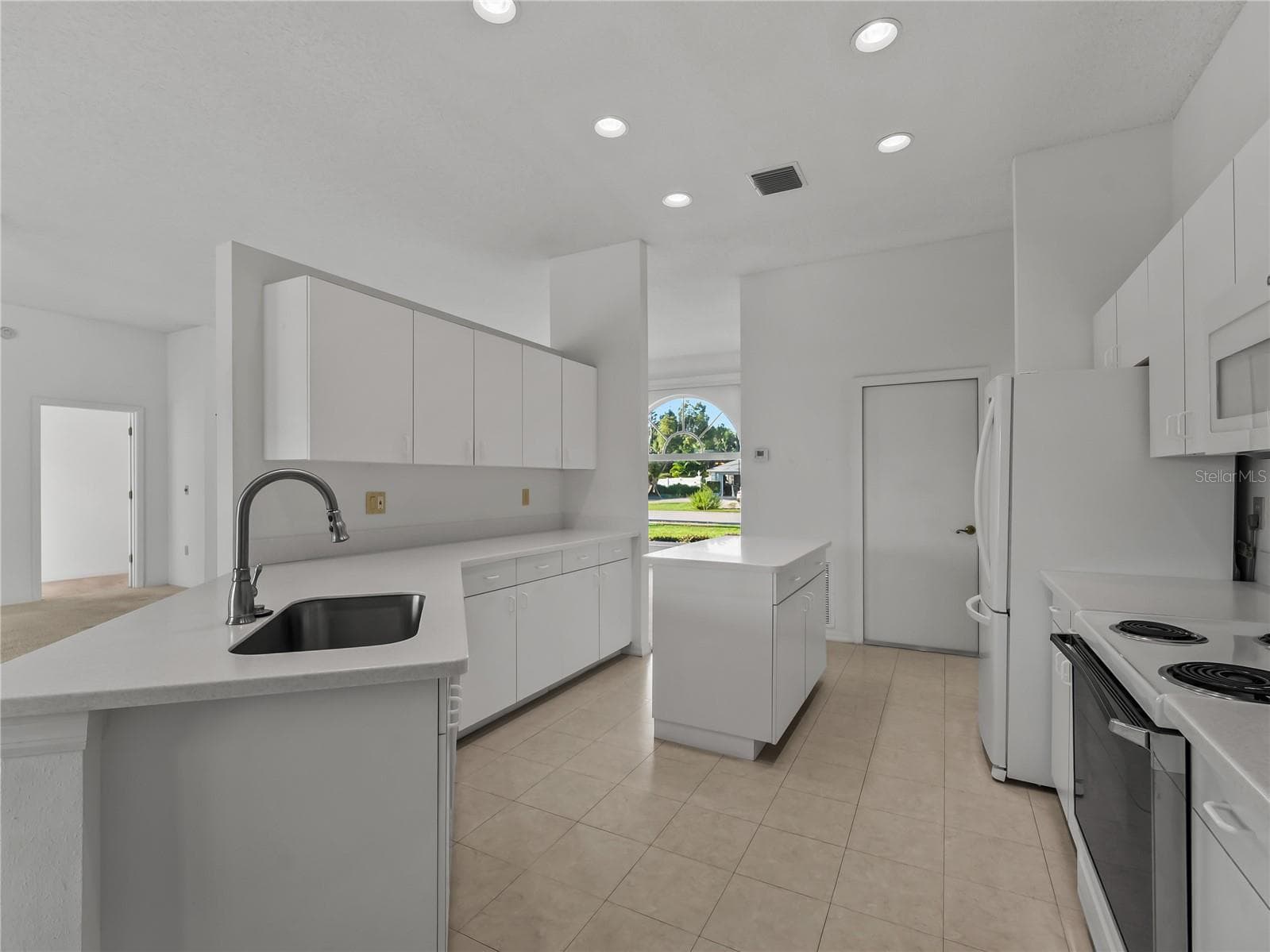 Kitchen - 5121 PALM AIRE DR, SARASOTA