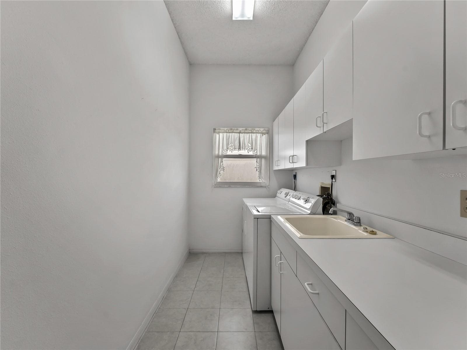 Large Laundry Room off the Kitchen - 5121 PALM AIRE DR, SARASOTA