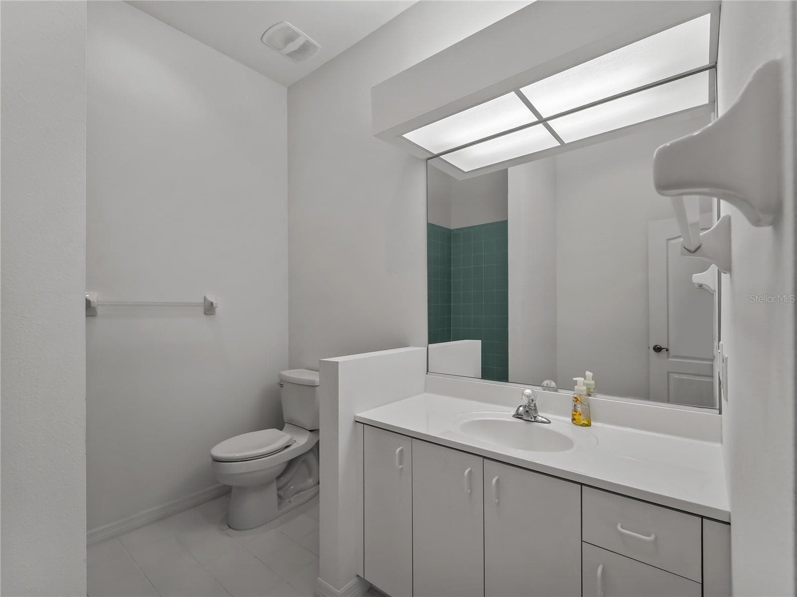 Bed #2 Ensuite bath - 5121 PALM AIRE DR, SARASOTA