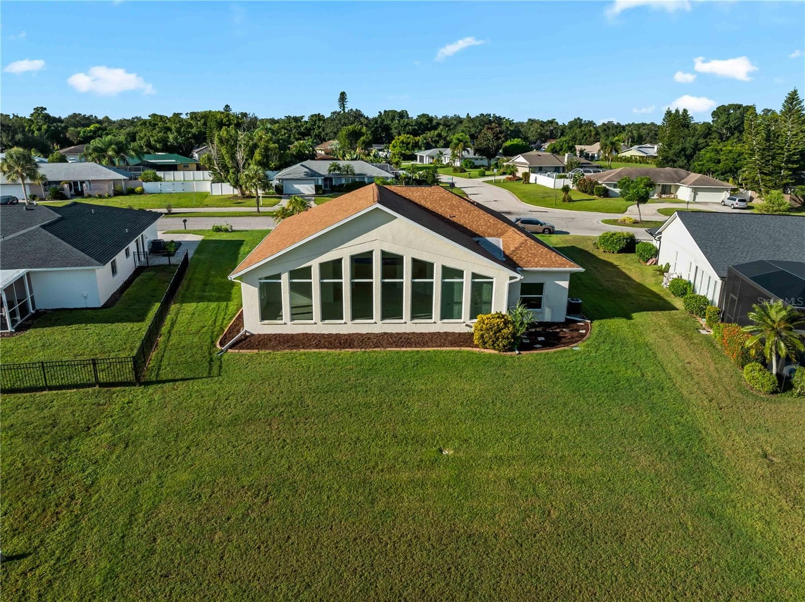 Rear yard and Great Room windows - 5121 PALM AIRE DR, SARASOTA
