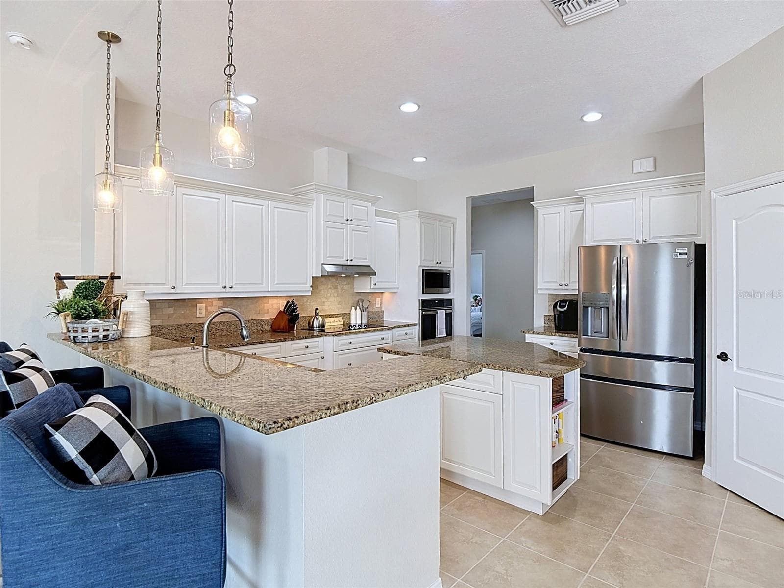 Gourmet Kitchen W/ Wood Cabinetry & Granite - 17014 E 2ND AVE, BRADENTON