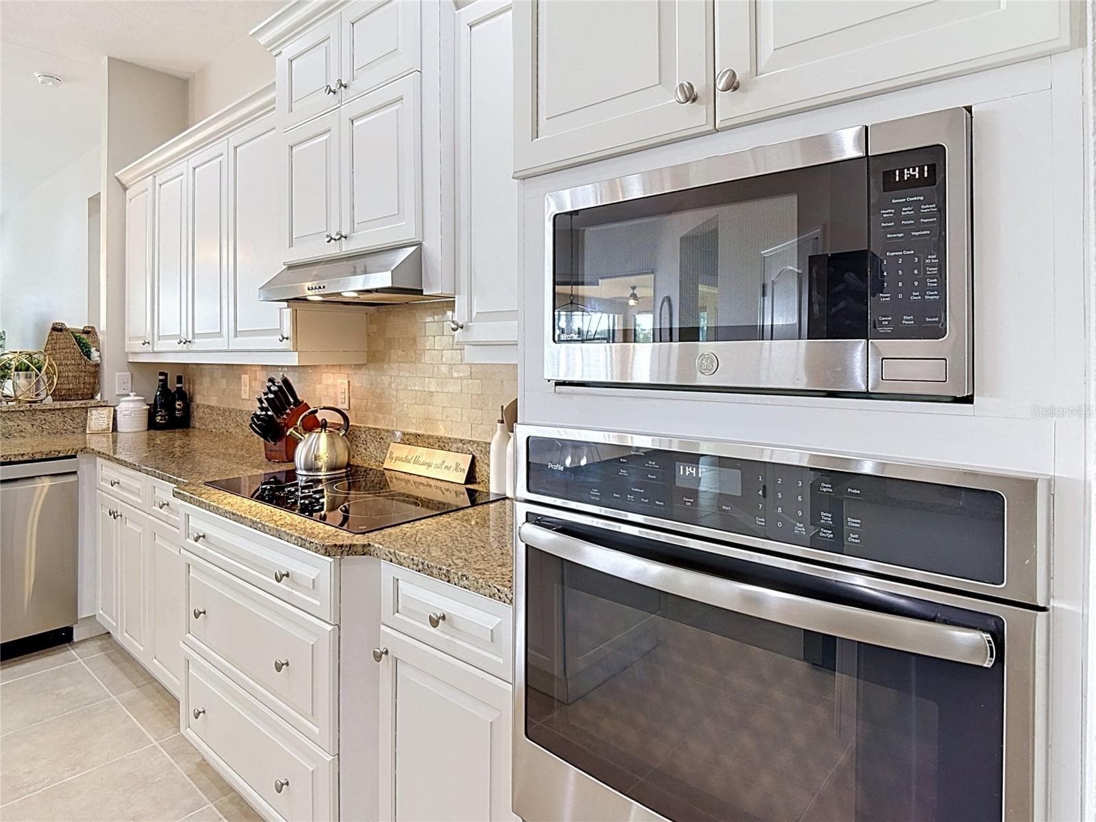 Built in Oven & Microwave - 17014 E 2ND AVE, BRADENTON