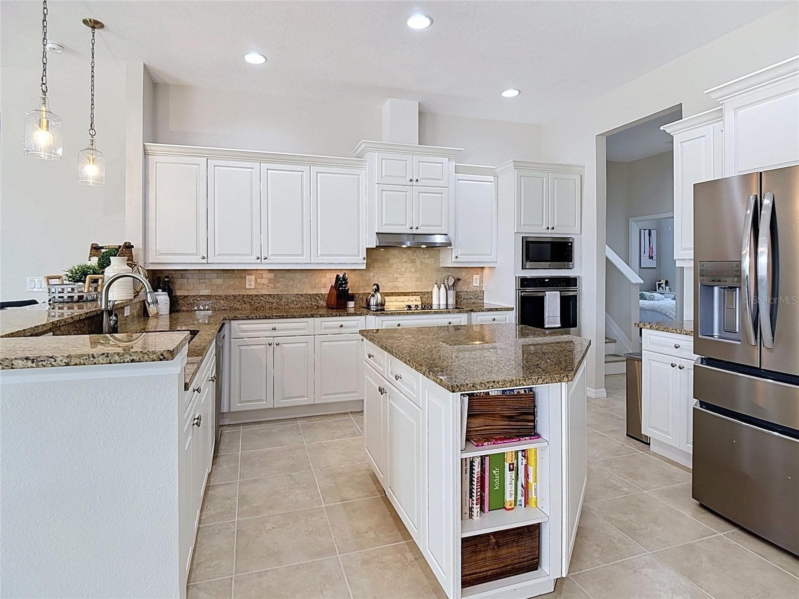 White Wooden Cabinetry w/ - 17014 E 2ND AVE, BRADENTON