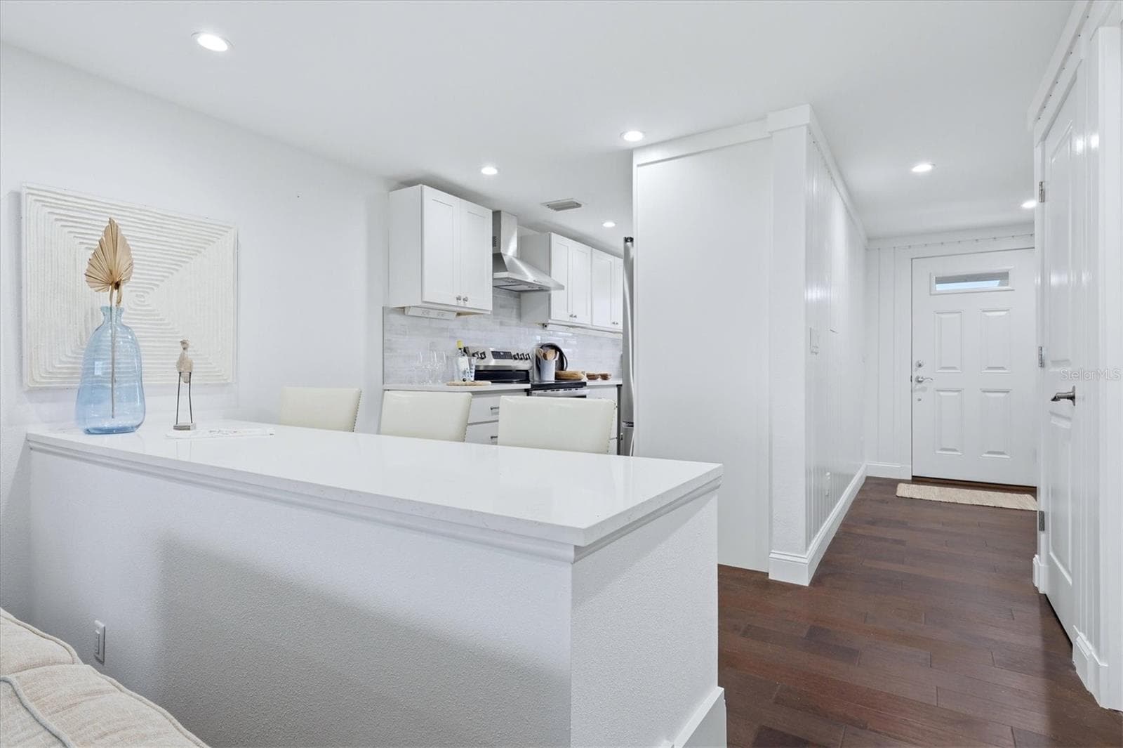 Foyer/Dining-Breakfast Bar/Kitchen - 4532 OCEAN BLVD #209, SARASOTA