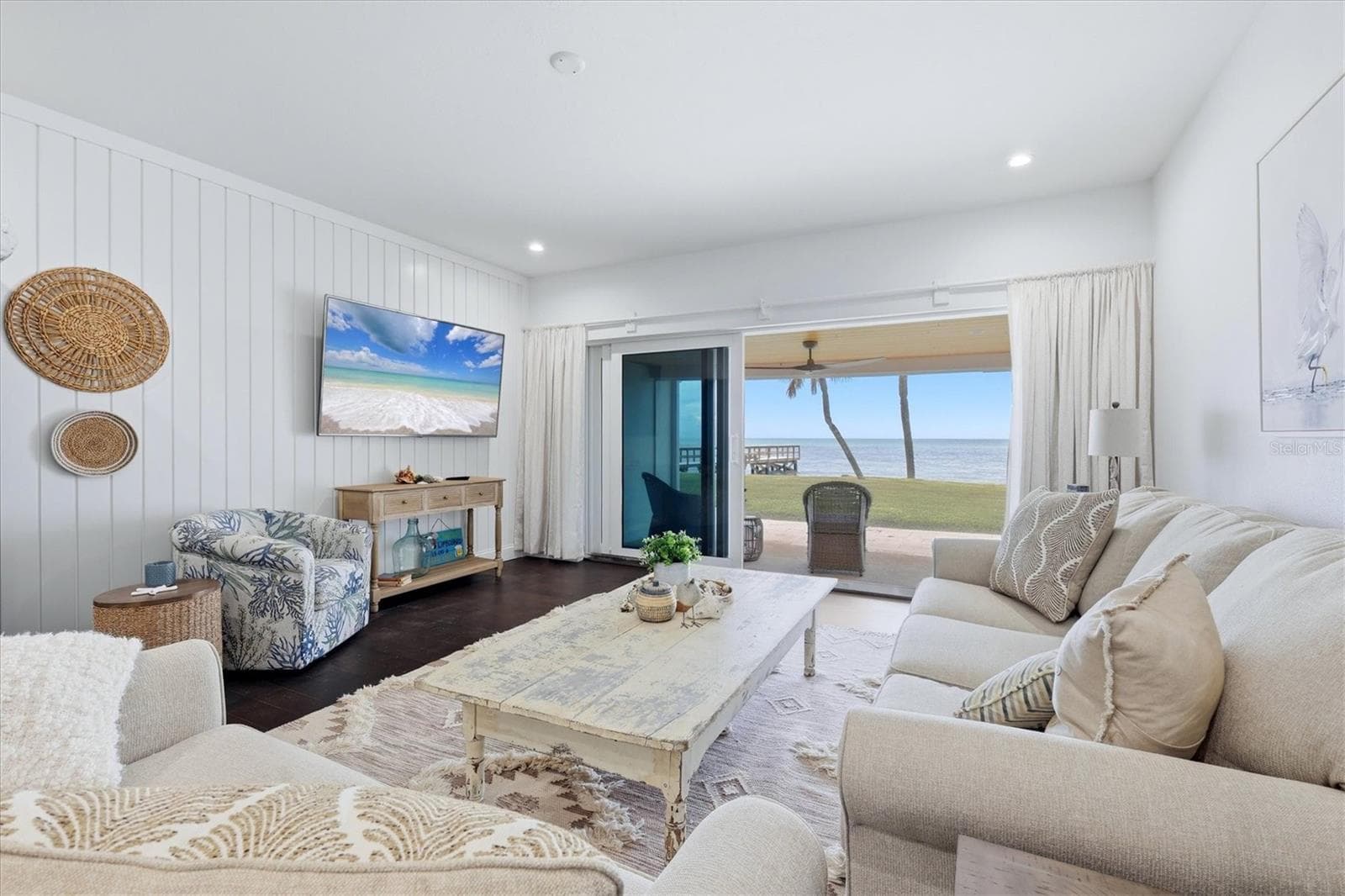Nice, LARGE Living Room! - 4532 OCEAN BLVD #209, SARASOTA